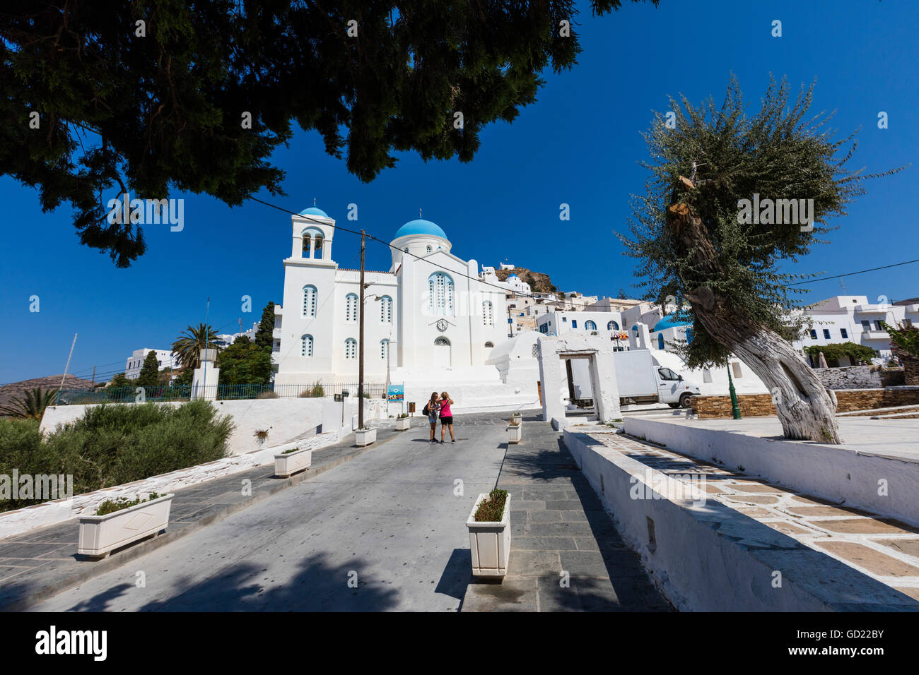 Touristen bewundern die Architektur der orthodoxen Kirchen weiß und Blau als Symbol für Griechenland, Ios, Kykladen, Griechenland Stockfoto