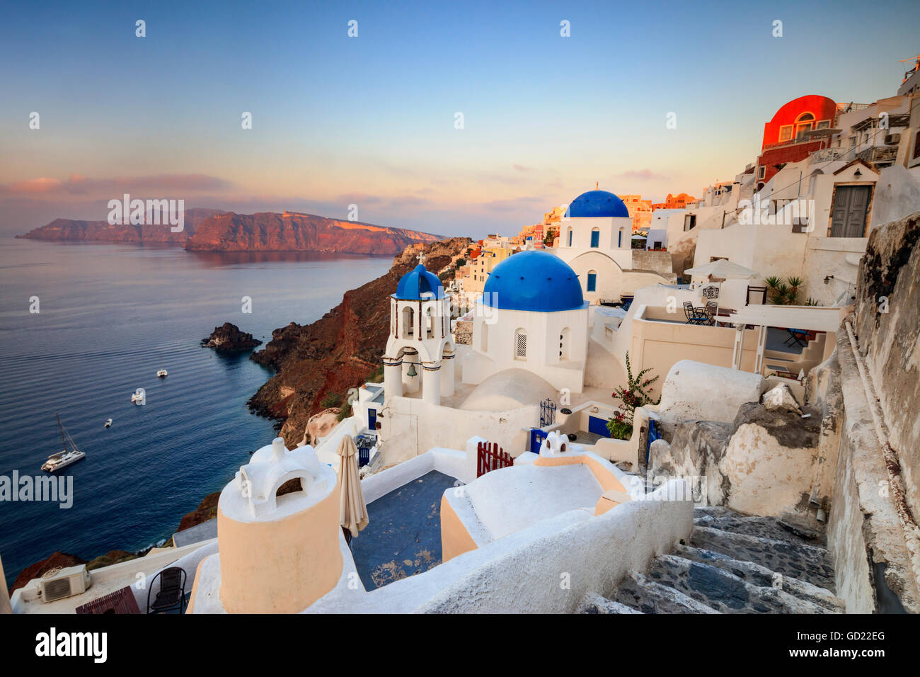 Weiße Häuser und blaue Kuppeln der Kirchen zu beherrschen, die Ägäis, Oia, Santorini, Cyclades, griechische Inseln, Griechenland, Europa Stockfoto