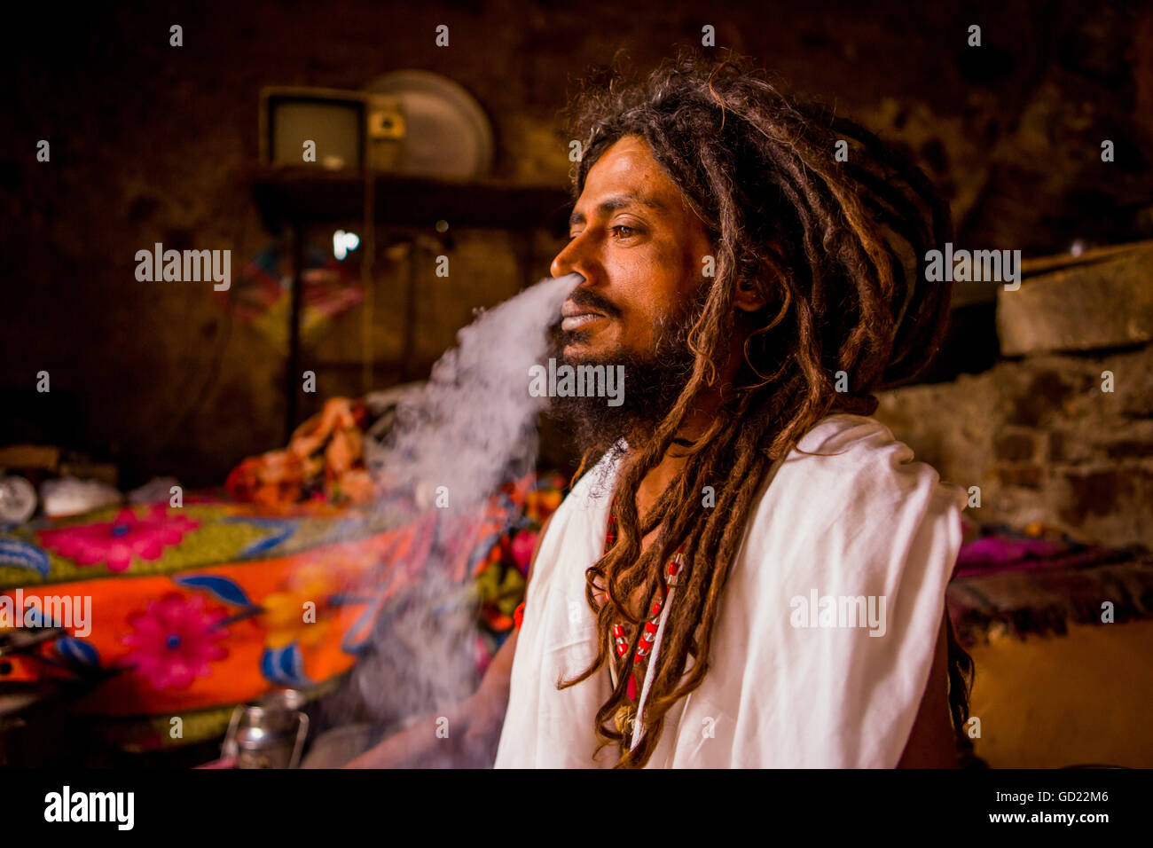 Heiliger Mann Rauchen, Jaipur, Rajasthan, Indien, Asien Stockfoto