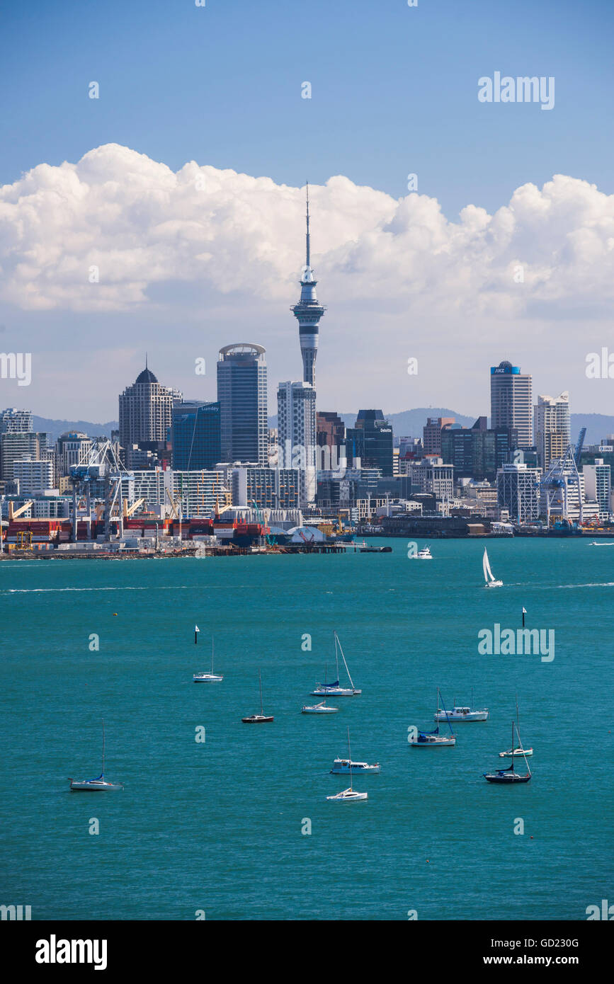 Skyline von Auckland City und Hafen von Auckland gesehen von Devenport, North Island, Neuseeland, Pazifik Stockfoto