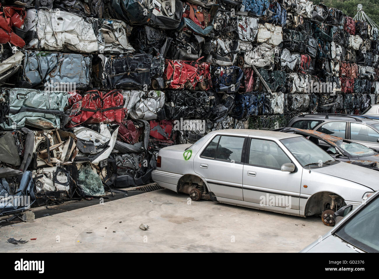 Ballensilage Autoschrott im Depot für alte Autos. Stockfoto