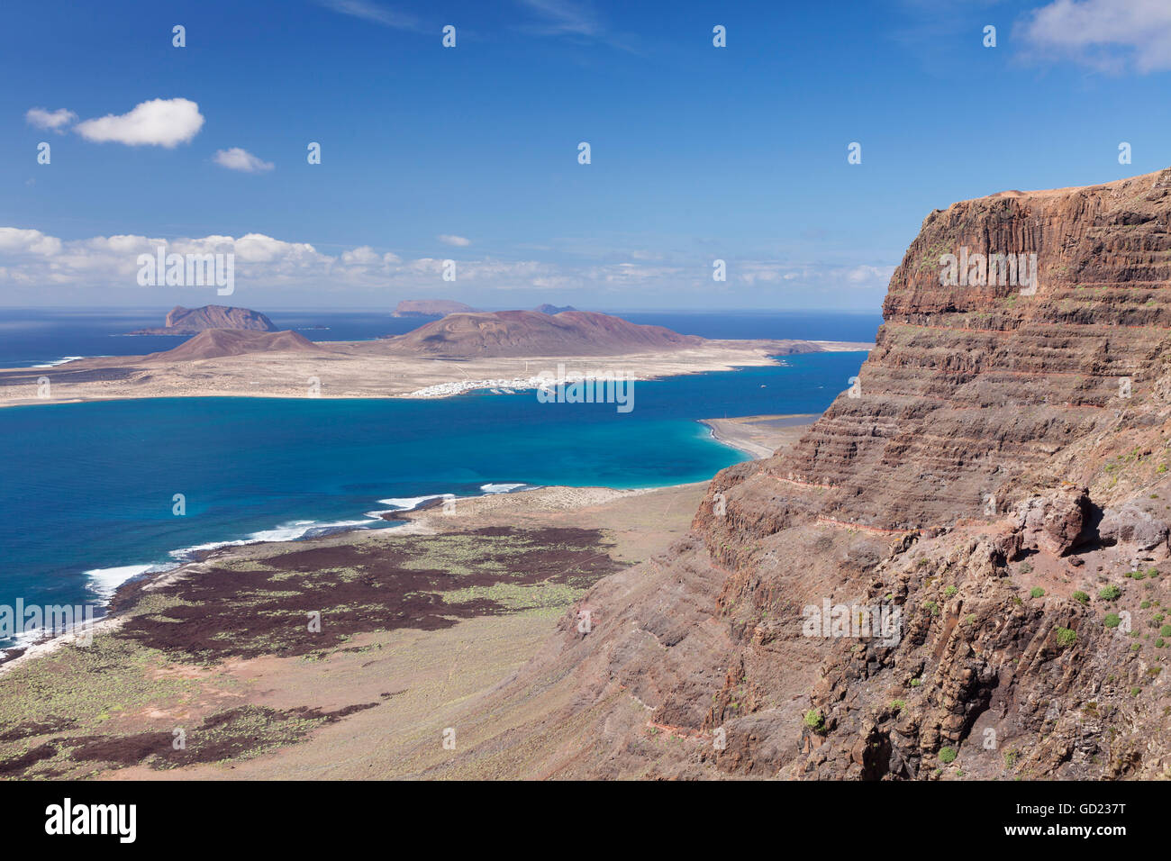 Blick vom Famara Gebirge auf der Insel La Graciosa, Lanzarote, Kanarische Inseln, Spanien, Atlantik, Europa Stockfoto