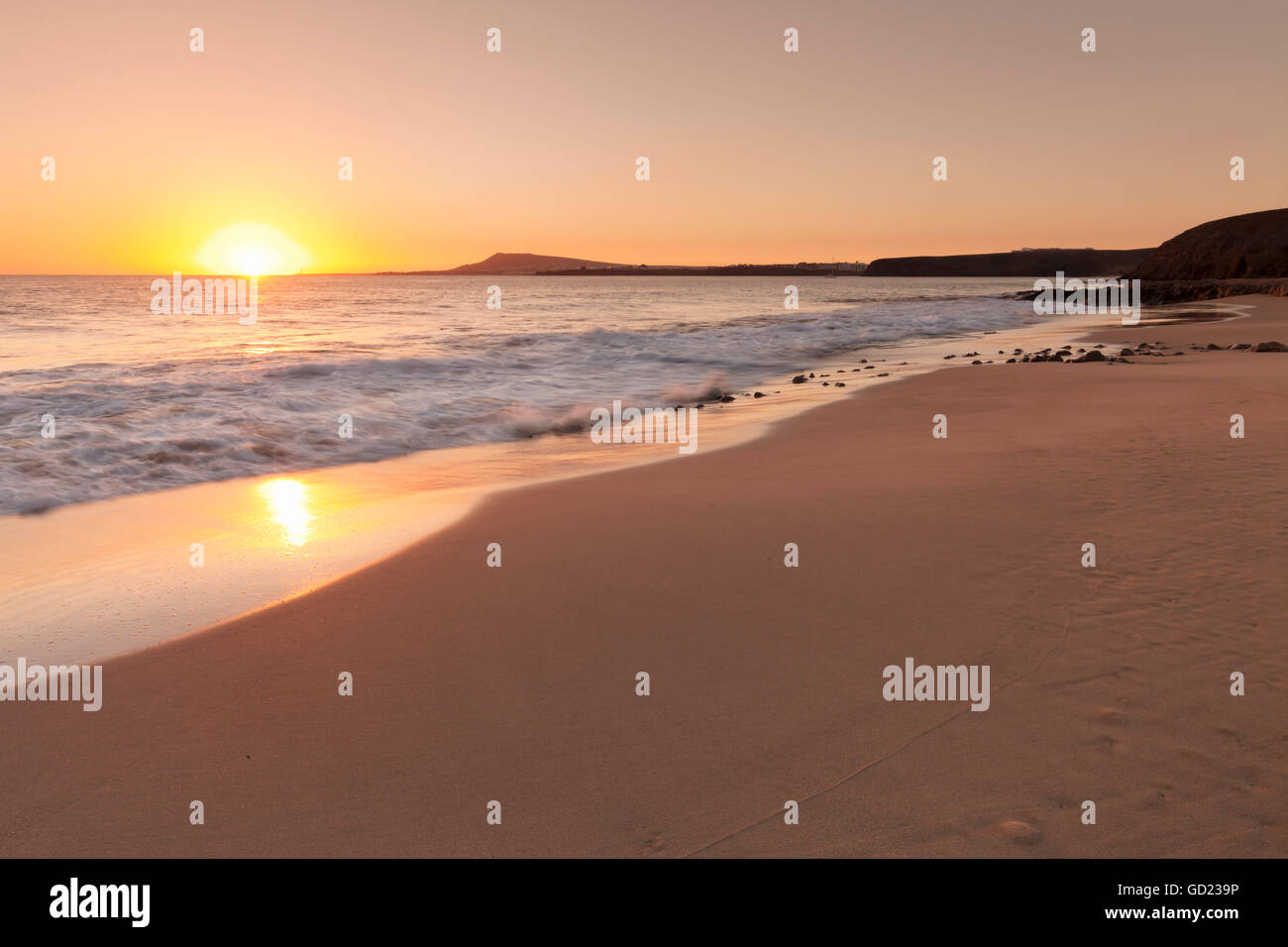 Playa Papagayo-Strand bei Sonnenuntergang, in der Nähe von Playa Blanca, Lanzarote, Kanarische Inseln, Spanien, Atlantik, Europa Stockfoto