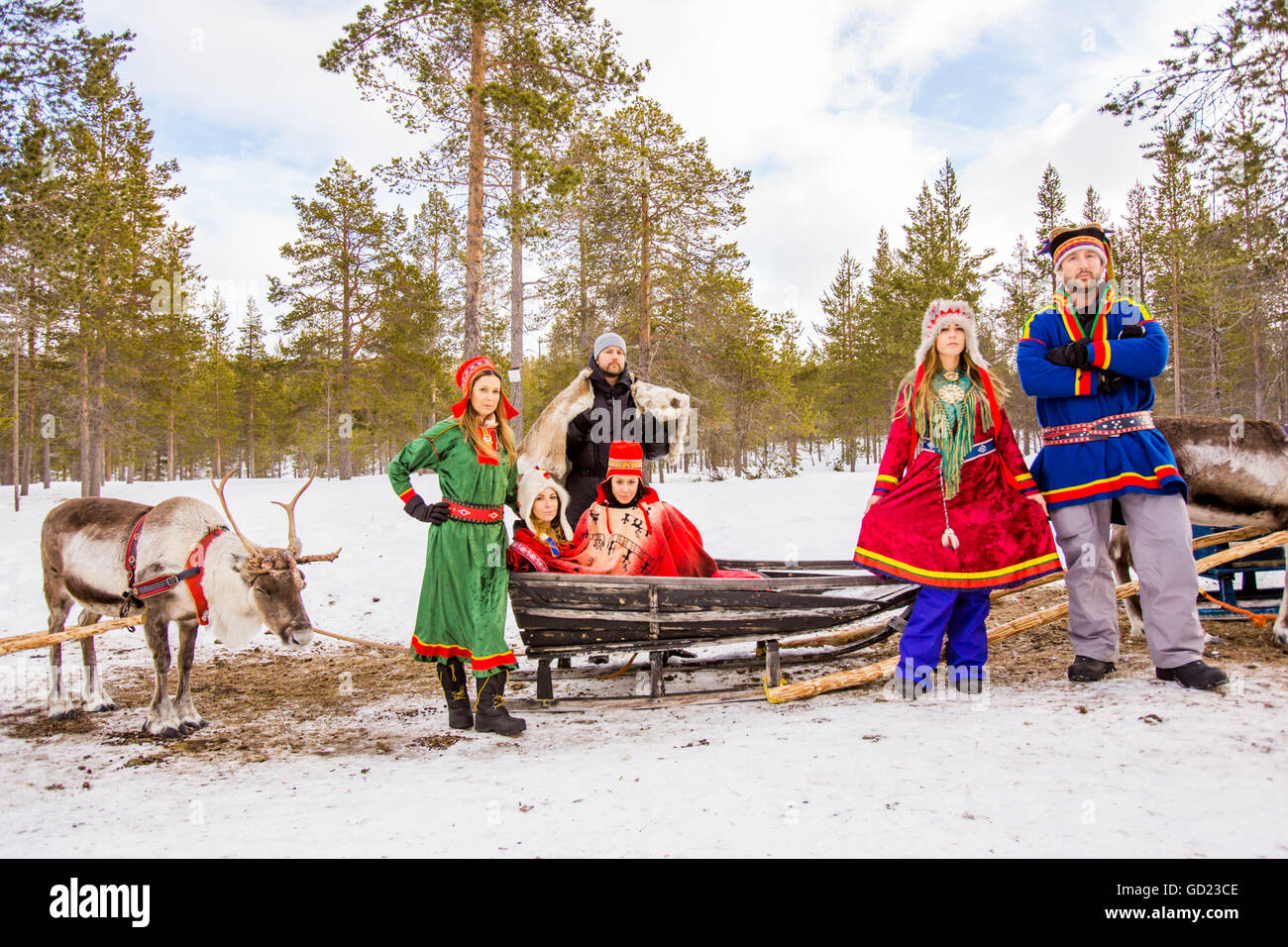 Gruppenfoto tragen traditionelle Sami Kostüme, Rentiersafari, Igludorf Kakslauttanen, Saariselkä, Finnland, Scandinavia Stockfoto