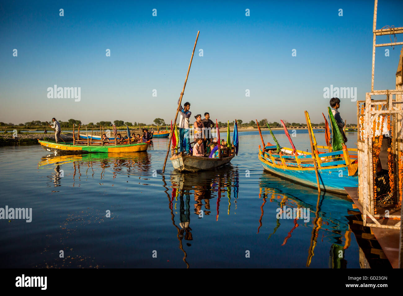 Indische Gondolieri, Holi Blumenfest, Vrindavan, Uttar Pradesh, Indien, Asien Stockfoto