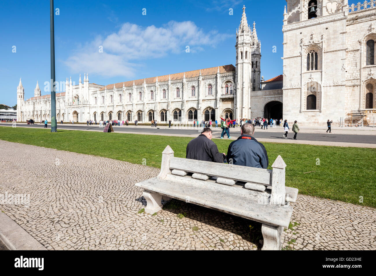 Touristen bewundern die spätgotischen Architektur des Hieronymus-Kloster, UNESCO, Santa Maria de Belém, Lissabon, Portugal Stockfoto