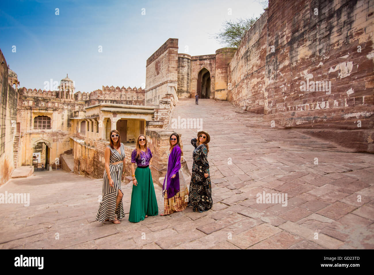 Touristen stehen in dem Haupttor des Mehrangarh Fort in Jodhpur, die blaue Stadt, Rajasthan, Indien, Asien Stockfoto
