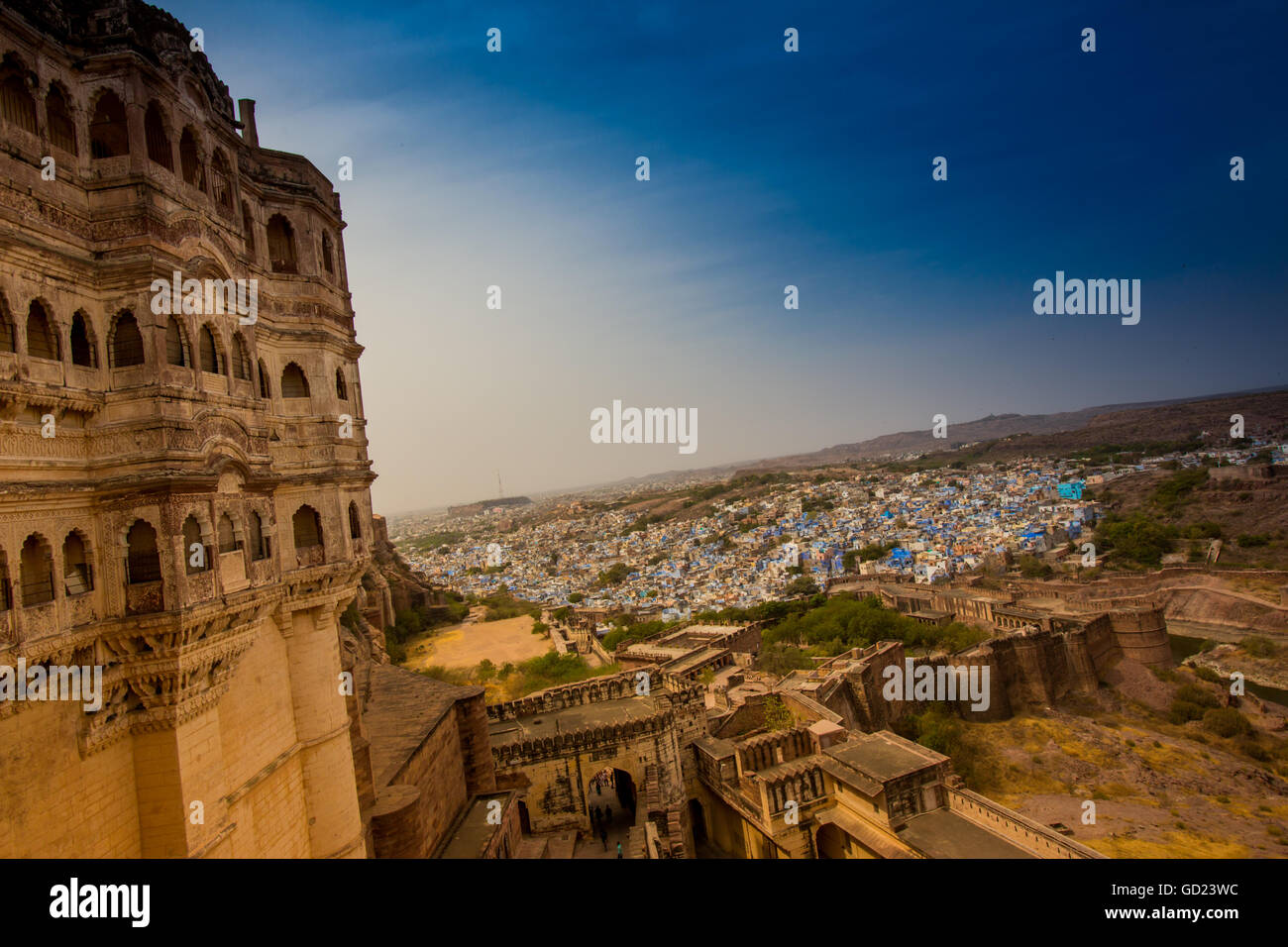 Der Blick vom Ehrenhof des Mehrangarh Fort überragt die blauen Dächer in Jodhpur, die blaue Stadt, Rajasthan, Indien Stockfoto