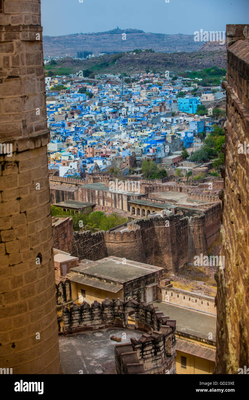 Die Aussicht vom Mehrangarh Fort von den blauen Dächern in Jodhpur, die blaue Stadt, Rajasthan, Indien, Asien Stockfoto