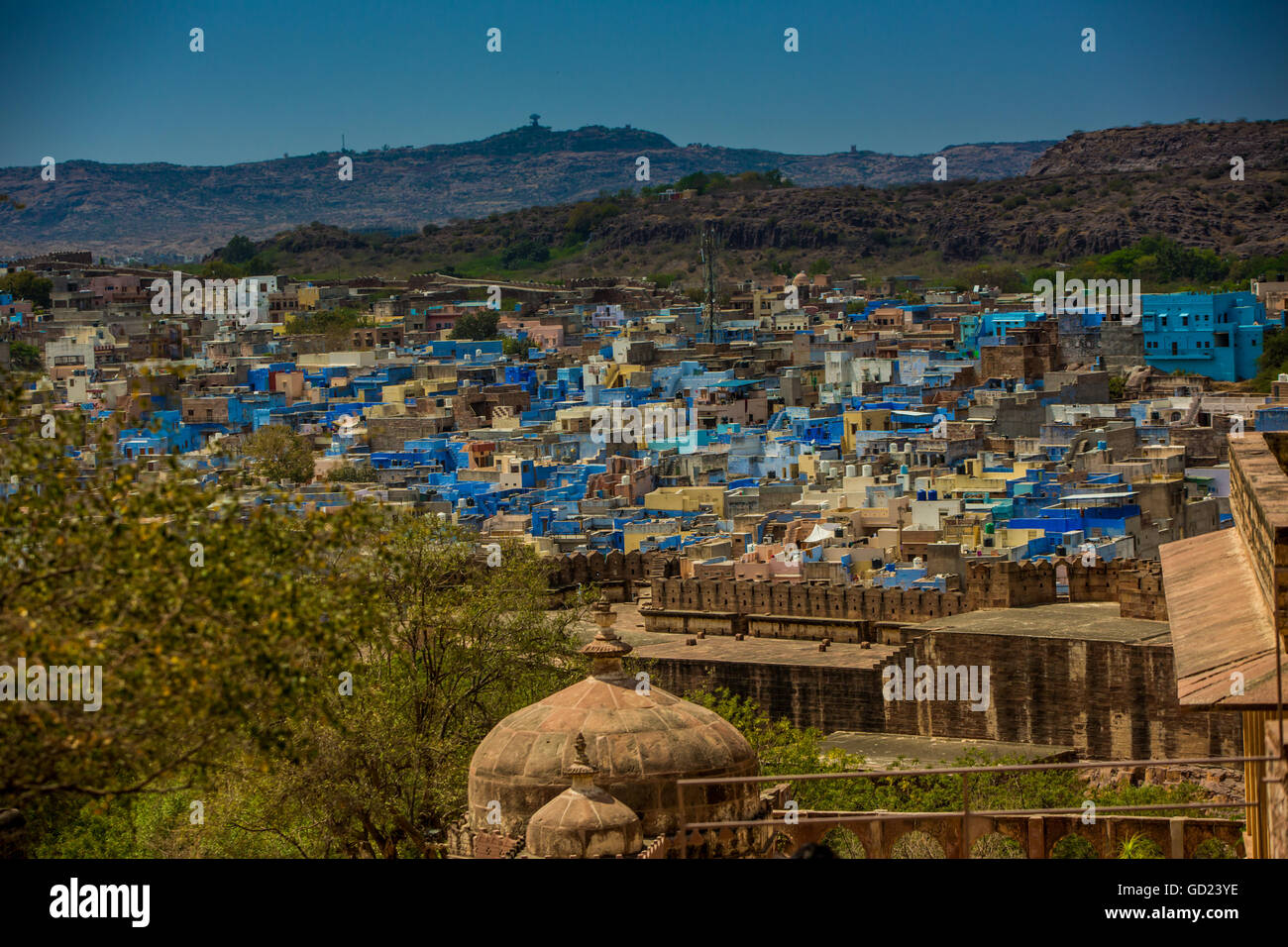 Die Aussicht vom Mehrangarh Fort von den blauen Dächern in Jodhpur, die blaue Stadt, Rajasthan, Indien, Asien Stockfoto