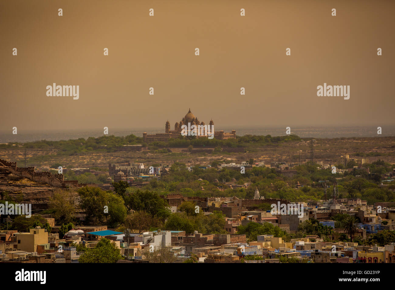 Der Blick auf das Umaid Bhawan Palace vom Mehrangarh Fort in Jodhpur, die blaue Stadt, Rajasthan, Indien, Asien Stockfoto