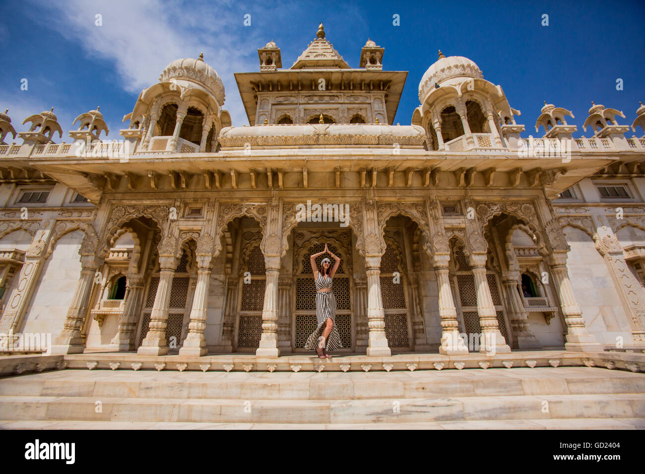 Frau stand im Haupteingang zu Jaswant Thada Grab, Jodhpur, The Blue City, Rajasthan, Indien, Asien Stockfoto