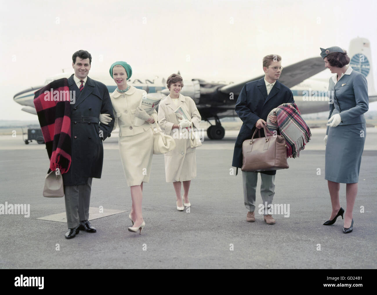 Transport / Transport, Luftfahrt, Fluggäste mit Stewardess außerhalb eines PANAM-Flugzeugs auf Flugplatz, Stuttgart Airport, Deutschland, um 1959, Zusatzrechte-Abfertigung-nicht vorhanden Stockfoto