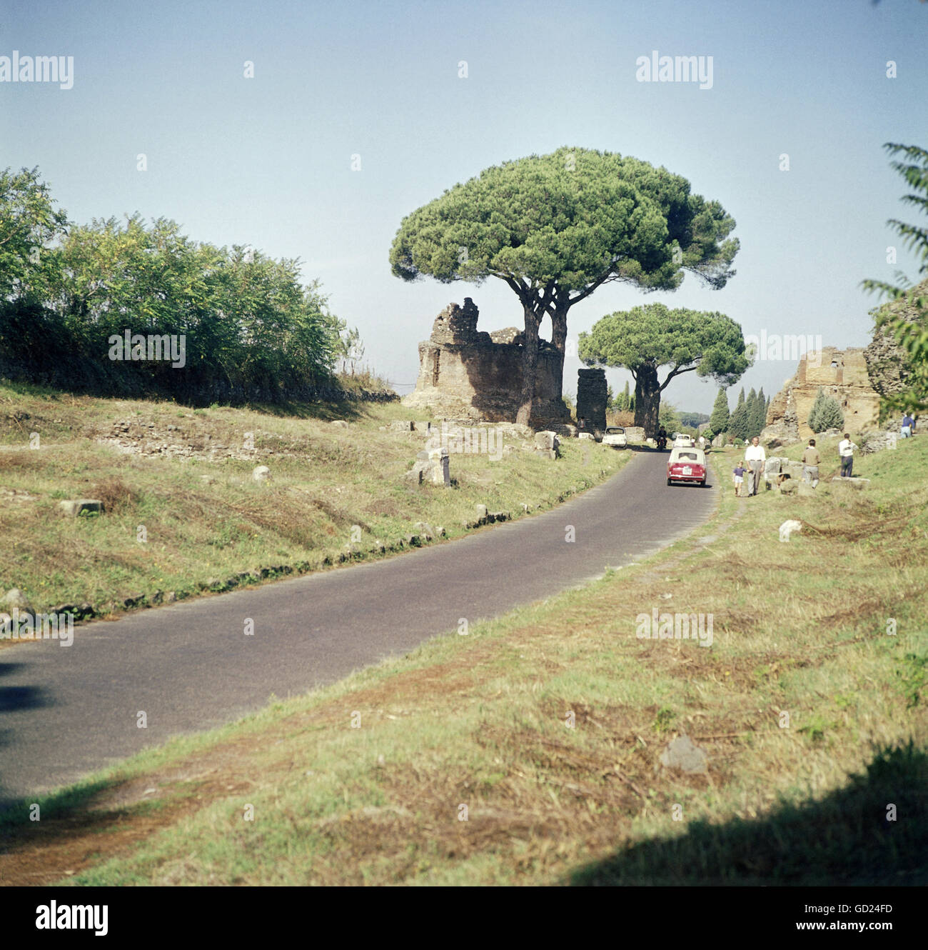 Tourismus, Italien, Auto auf einer Straße in Italien, wahrscheinlich Via Appia, 1950er Jahre, Zusatzrechte-Clearences-nicht vorhanden Stockfoto