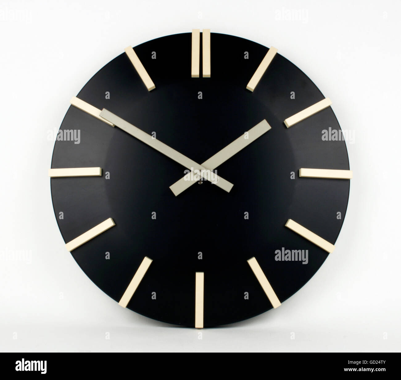 Uhren, elektrische Wanduhr, Stahlblech, schwarz, aus einem Sendestudio des Funkhaus Nalepastrasse, Berlin Oberschoeneweide, Ostdeutschland, 1960, Zusatzrechte-Clearences-nicht verfügbar Stockfoto