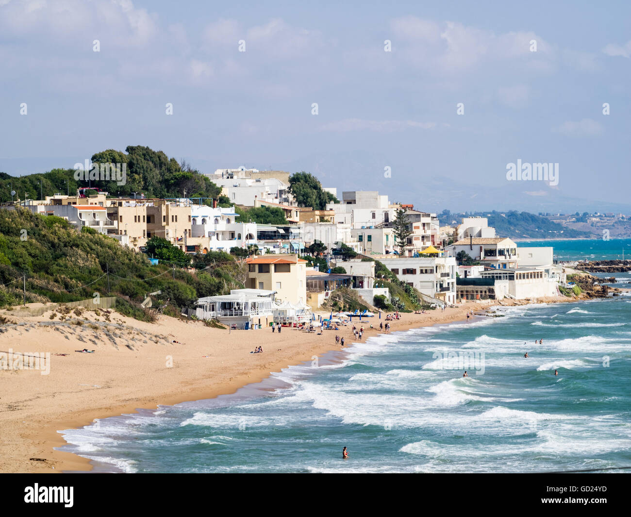 Strand und Stadt von Marinella di Selinunte, Sizilien, Italien