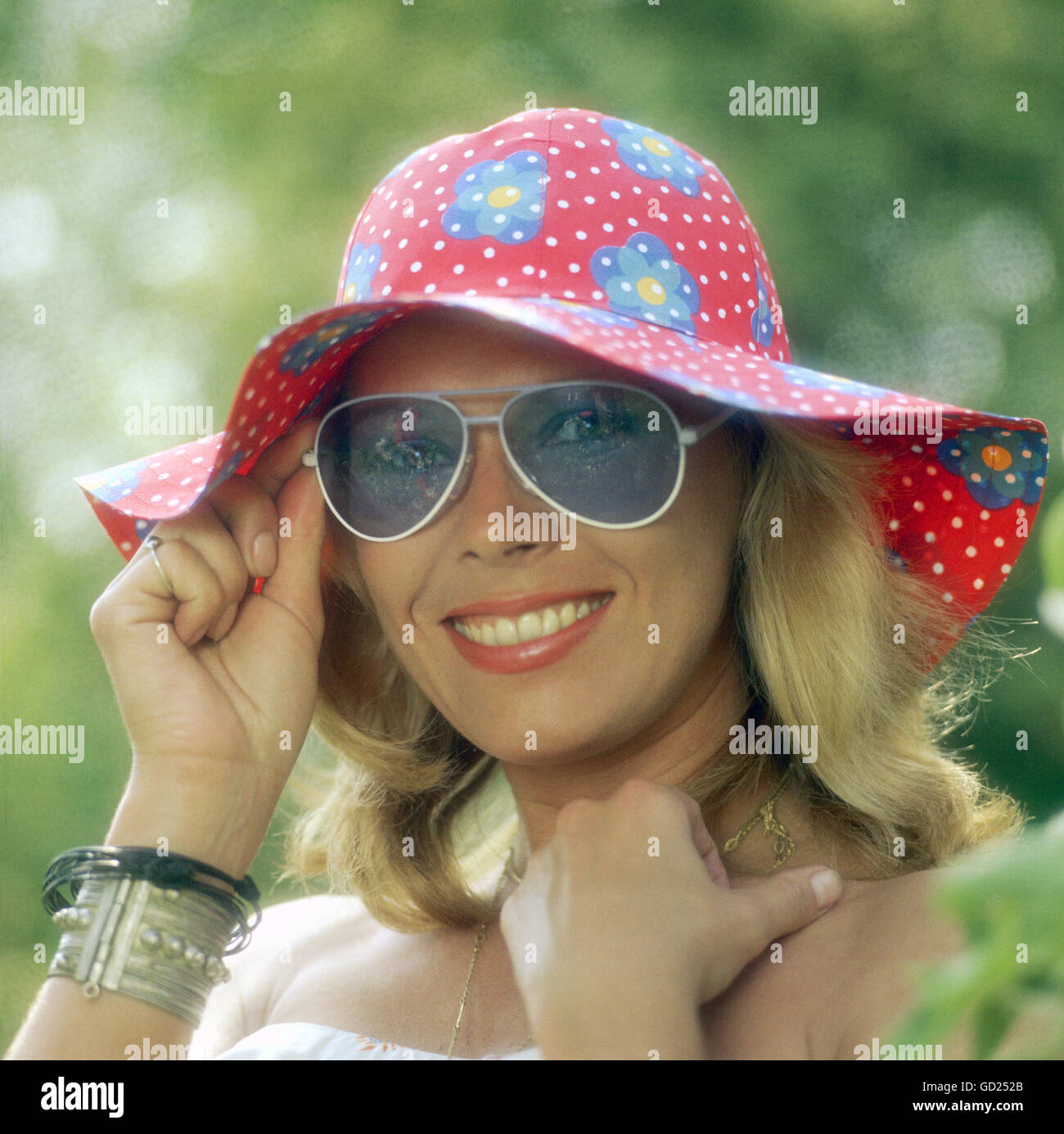Mode, Damenmode, Kopfbedeckung, Frau mit Hut und Sonnenbrille, 1975, Additional-Rights-Clearences-not available Stockfoto
