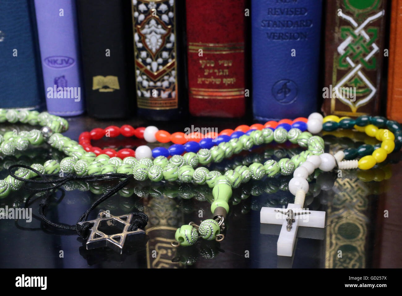 Bibeln und Koran, interreligiöse Symbole von Christentum, Islam und Judentum, die drei monotheistischen Religionen, Haute-Savoie, Frankreich Stockfoto