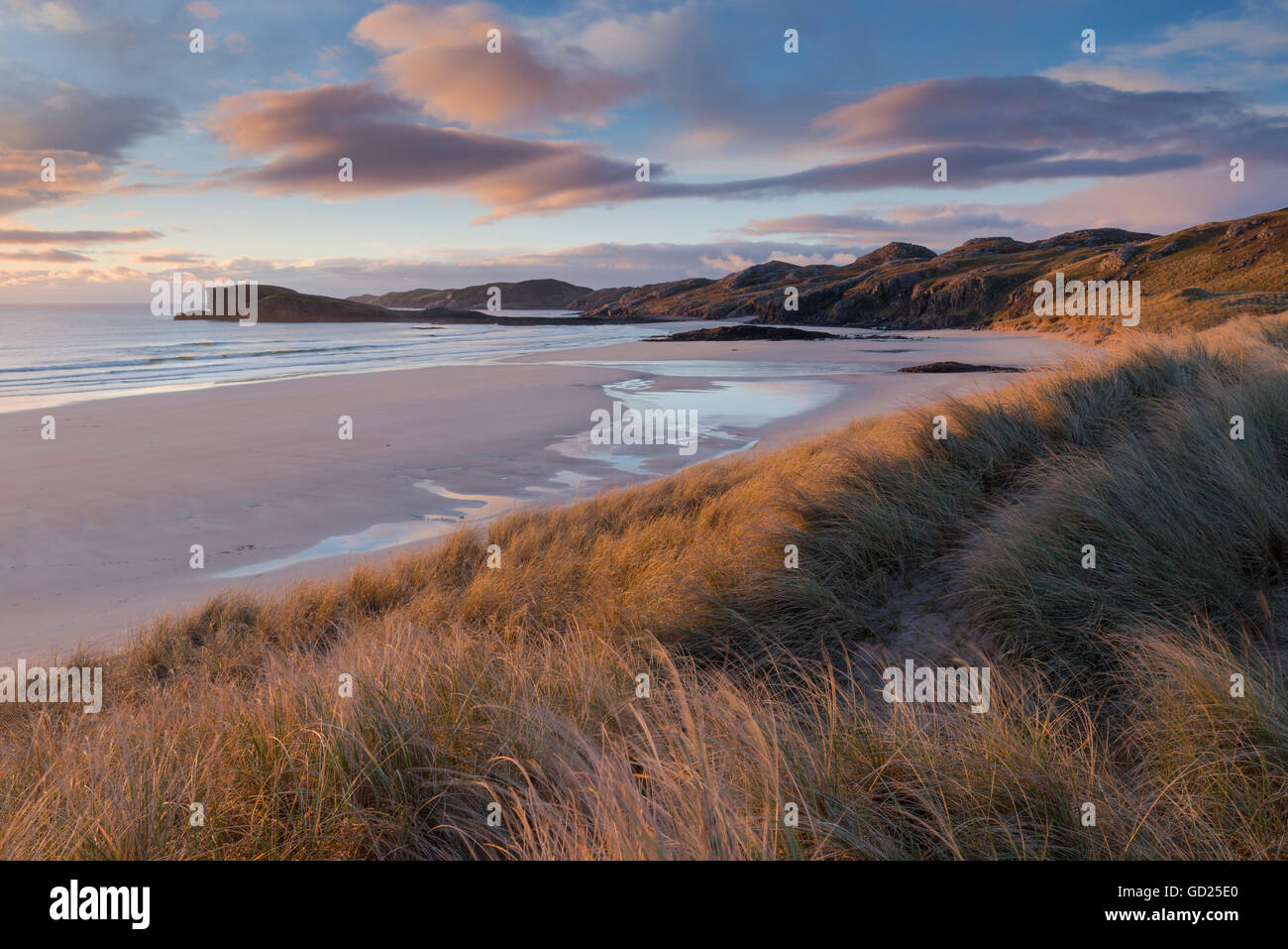 Der Strand bei Ebbe am Oldshoremore, Sutherland, Schottland, Vereinigtes Königreich, Europa Stockfoto