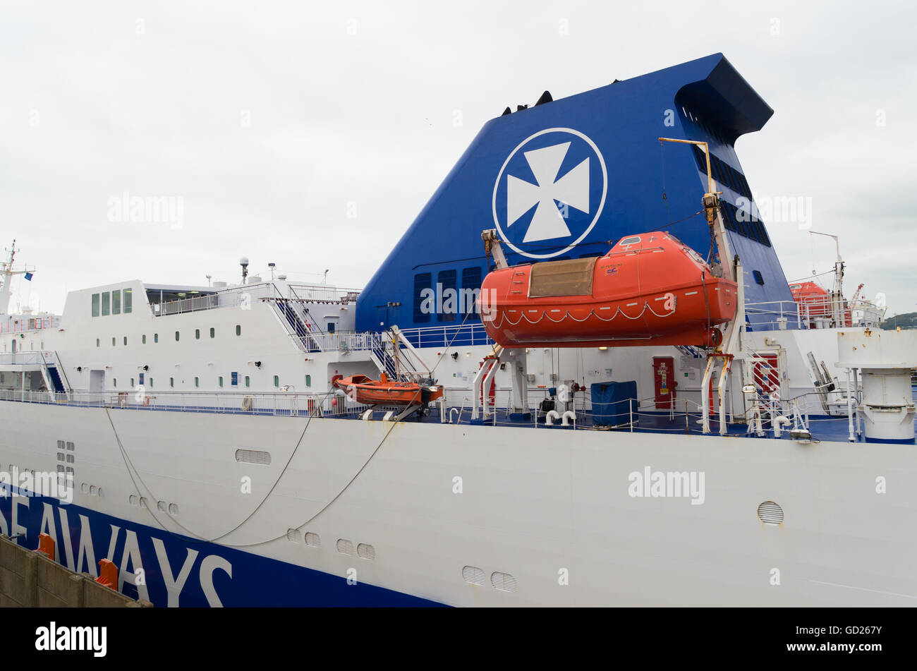 DOVER, ENGLAND - 24. Oktober 2015: DFDS Seaways Fähre bereit zur Abfahrt im Hafen von Dover Stockfoto
