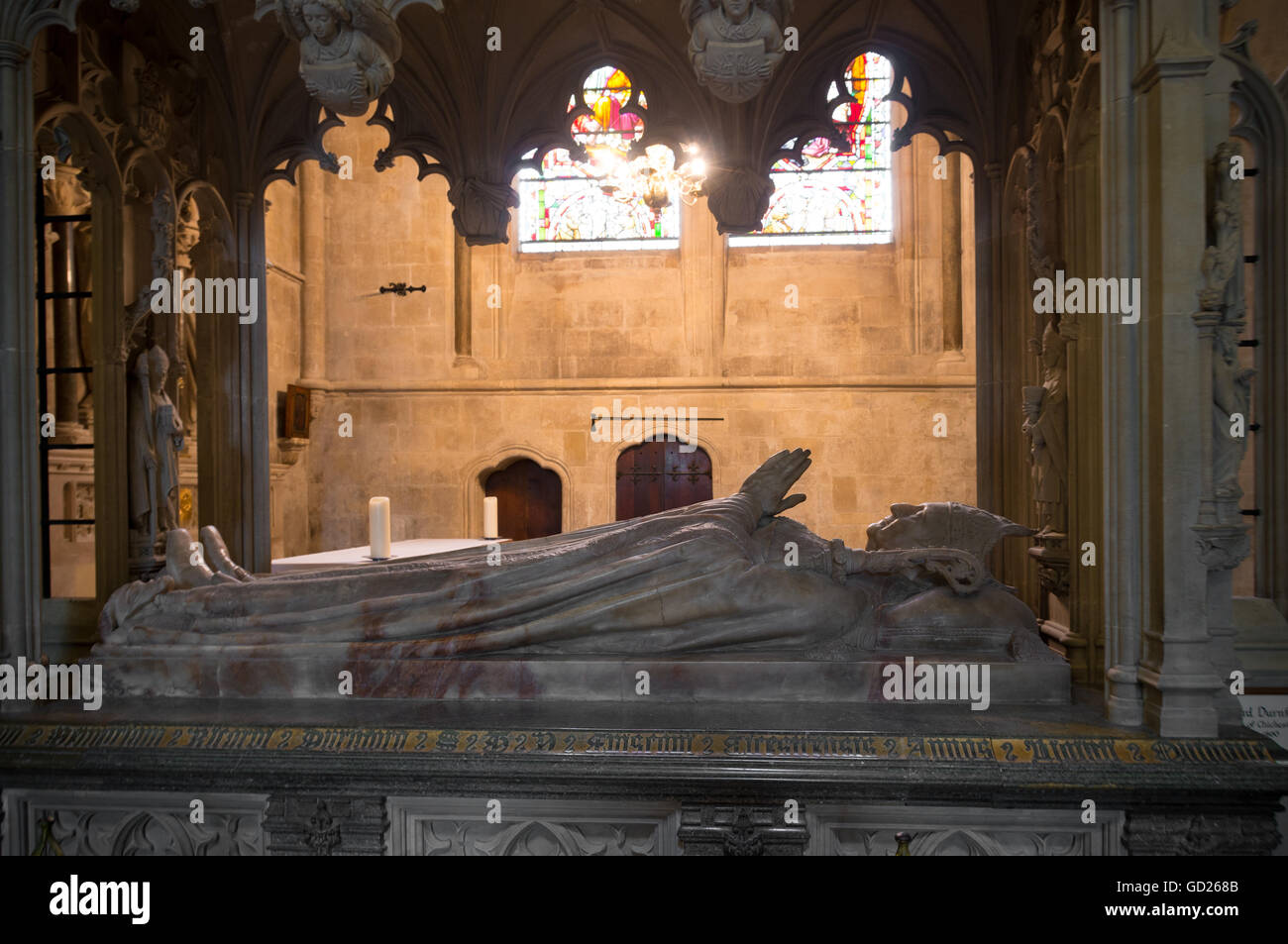 religiöse Statue eines betenden Bischofs in der Kathedrale von Chichester Stockfoto