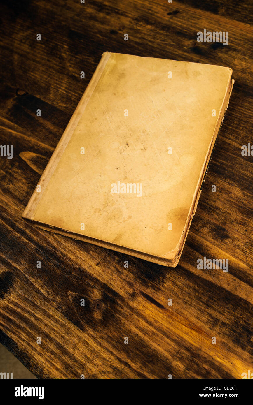 Alte Vintage auf rustikalen Holztisch, leere Buchumschläge als textfreiraum in Sicht Stockfoto