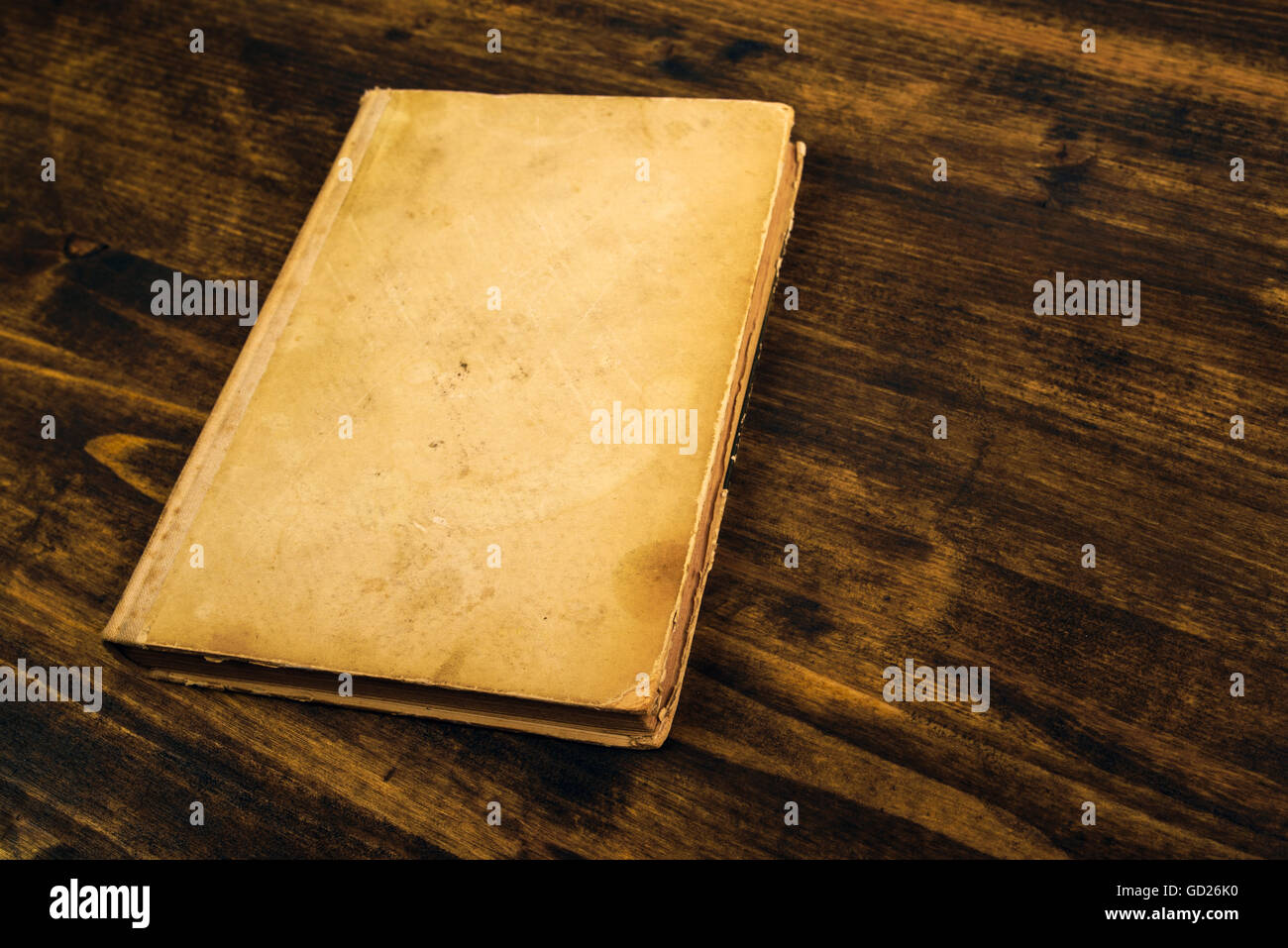 Alte Vintage auf rustikalen Holztisch, leere Buchumschläge als textfreiraum in Sicht Stockfoto