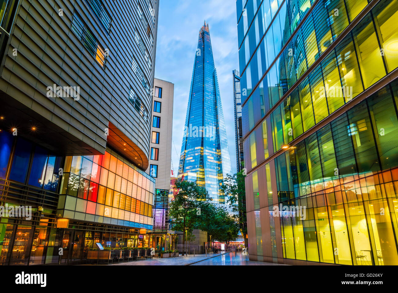 Straßenansicht der modernen Gebäude in London, darunter The Shard Stockfoto