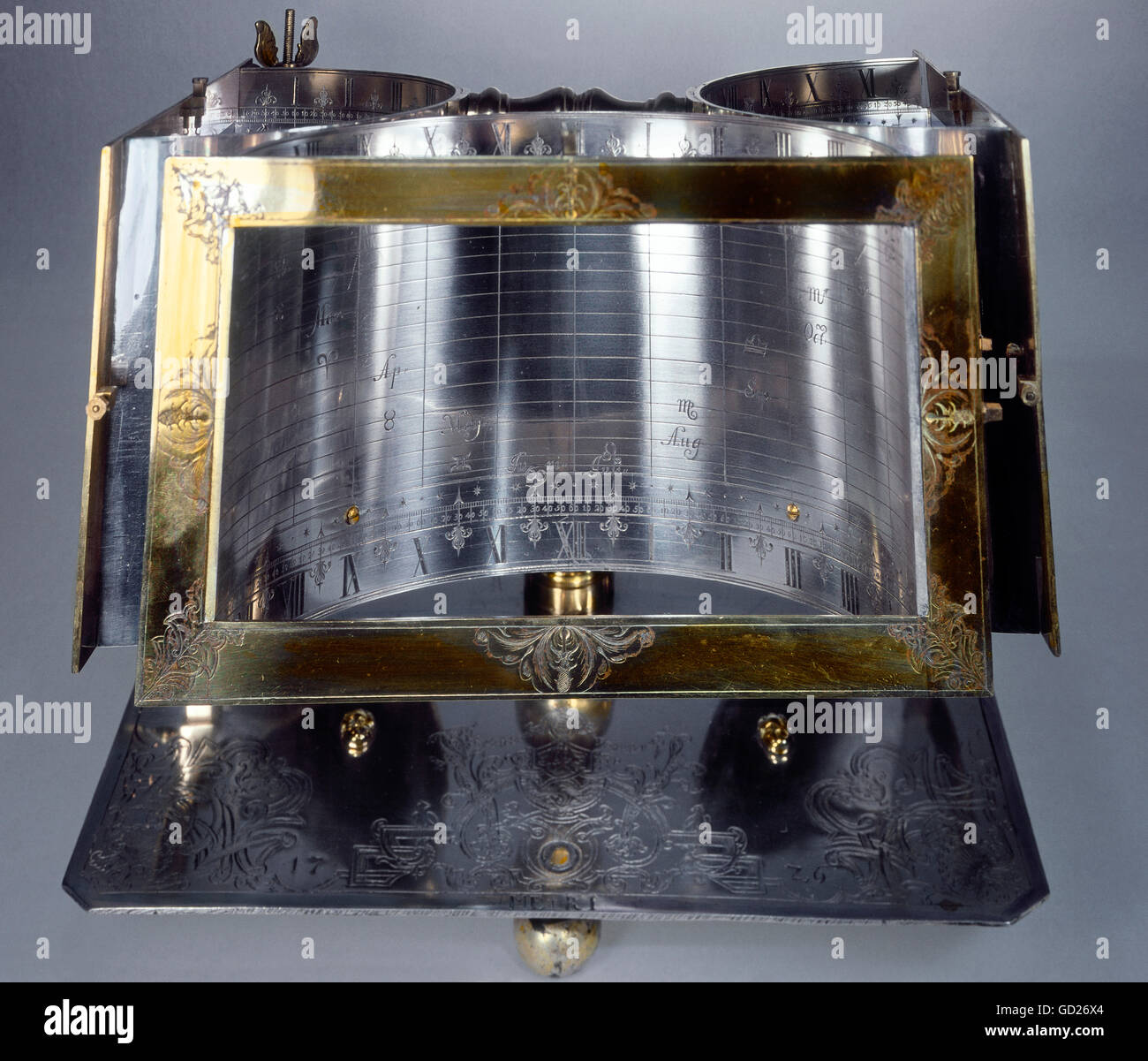 Uhren, Sonnenuhren, Sonnenuhr von Johann Willebrand (um 1658-1726), mit drei halbzylindrischen Oberflächen, Messing, versilbert, Höhe: 35 cm, Breite: 26 cm, Tiefe: 31 cm, Augsburg, Deutschland, 1726, Additional-Rights-Clearences-not available Stockfoto