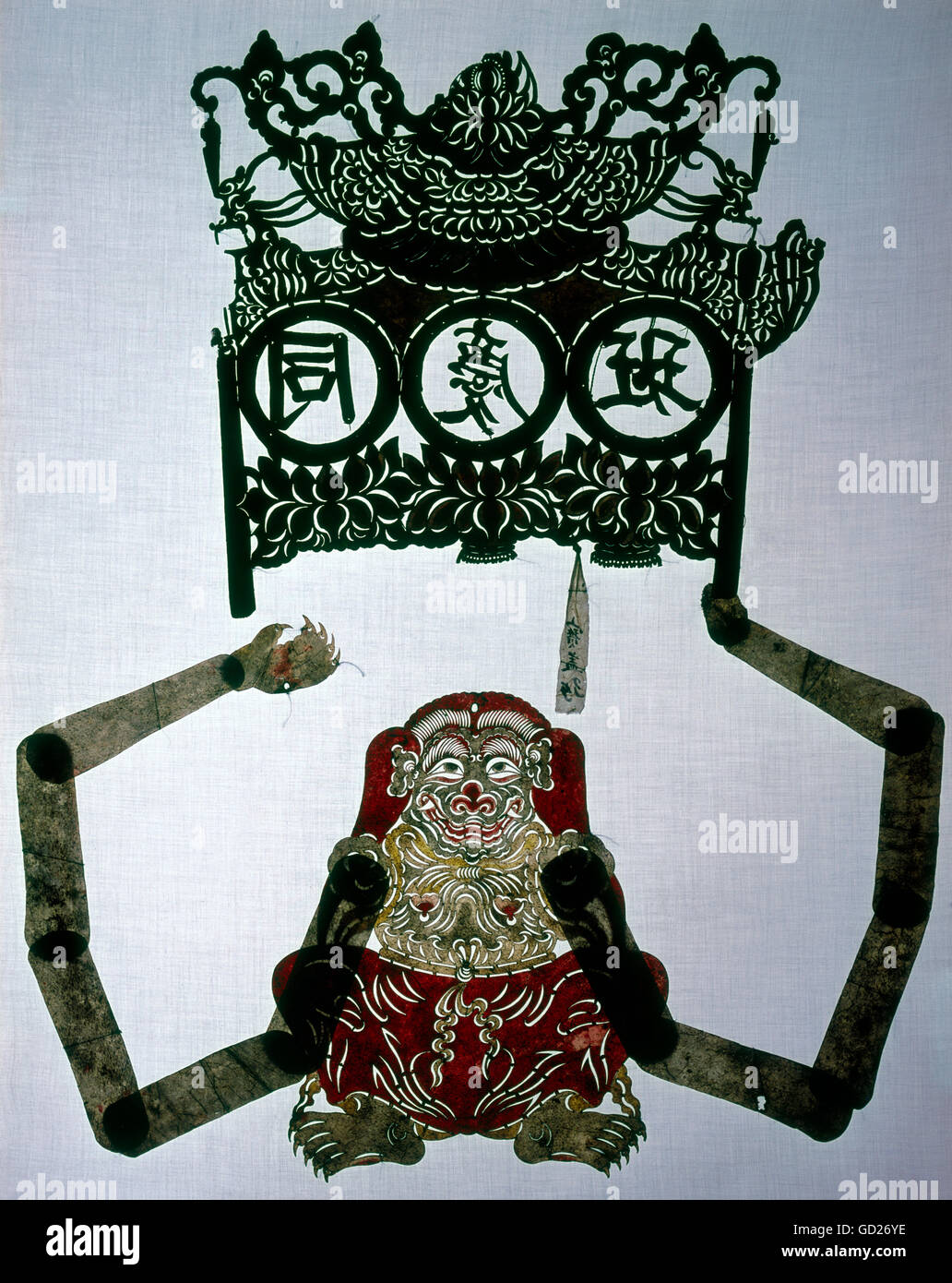 Bildende Kunst, China, Chinesische schattenpuppenspiel Shadow Puppet, bewaffneten Affen Daemon, Vellum, farbig, mit beweglichen Teile, 18. Jahrhundert, Stadtmuseum München,, Artist's Urheberrecht nicht geklärt zu werden. Stockfoto