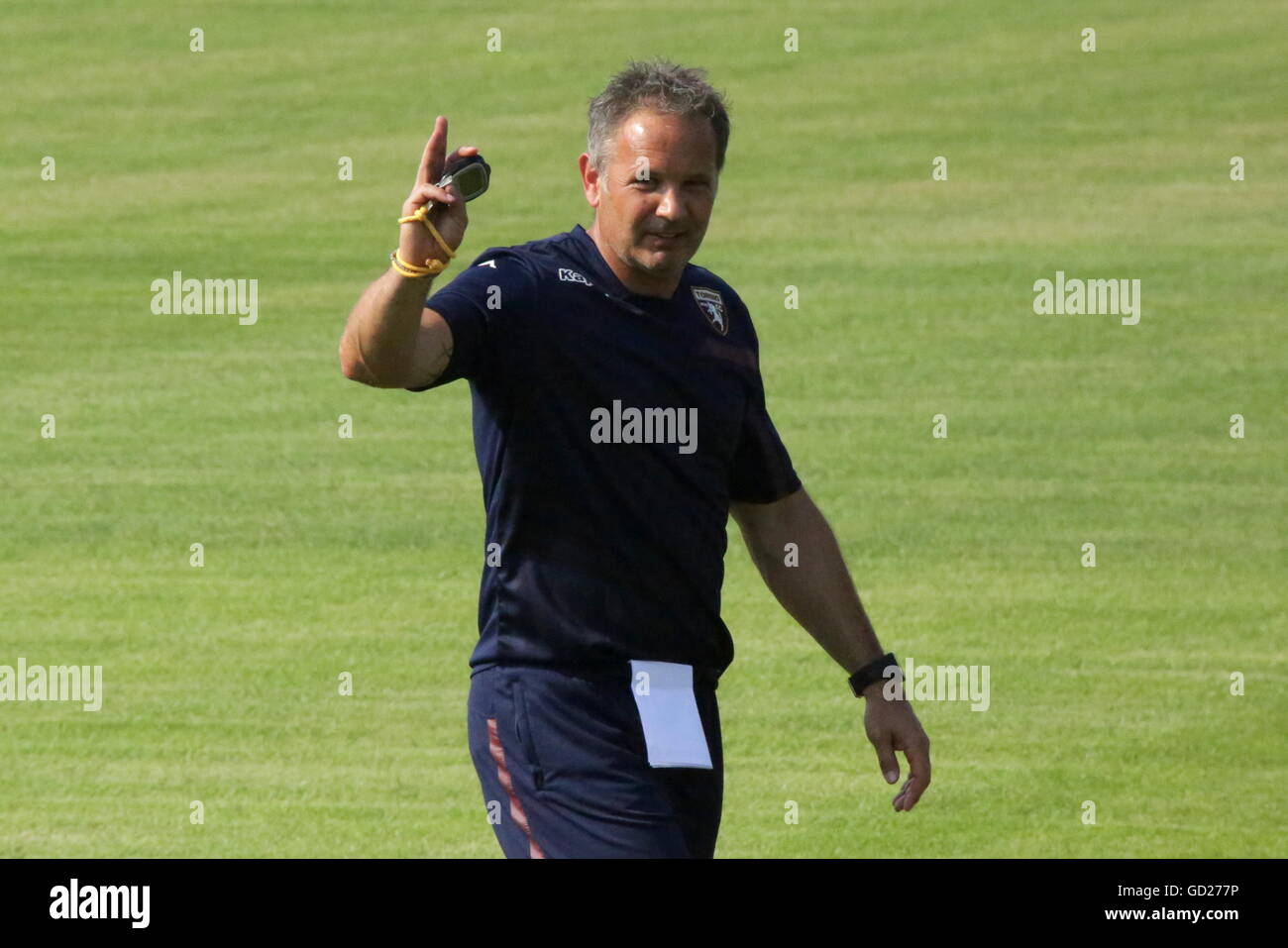 Turin, Italien. 10. Juli 2016. Sinisa Mihajlovic blickt auf während des ersten Trainings von Torino FC Saison 2016-2017. Mihajlovic ist der neue Trainer des FC Torino für die kommende Saison. © Massimiliano Ferraro/Pacific Press/Alamy Live-Nachrichten Stockfoto