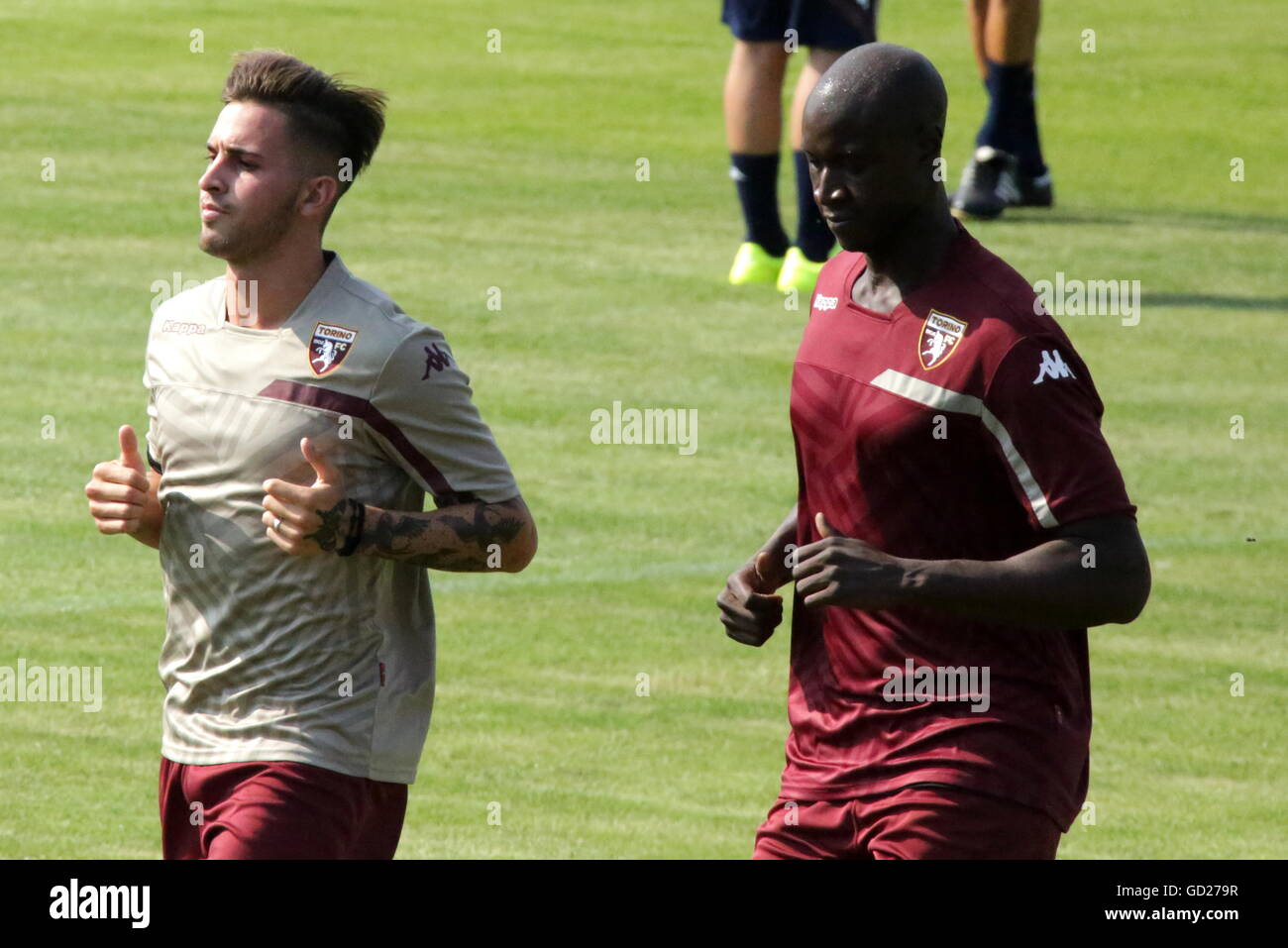 Turin, Italien. 10. Juli 2016. Vittorio Parigini (L) und Alfred Gomis (R) während des ersten Trainings von Torino FC Saison 2016-2017. © Massimiliano Ferraro/Pacific Press/Alamy Live-Nachrichten Stockfoto