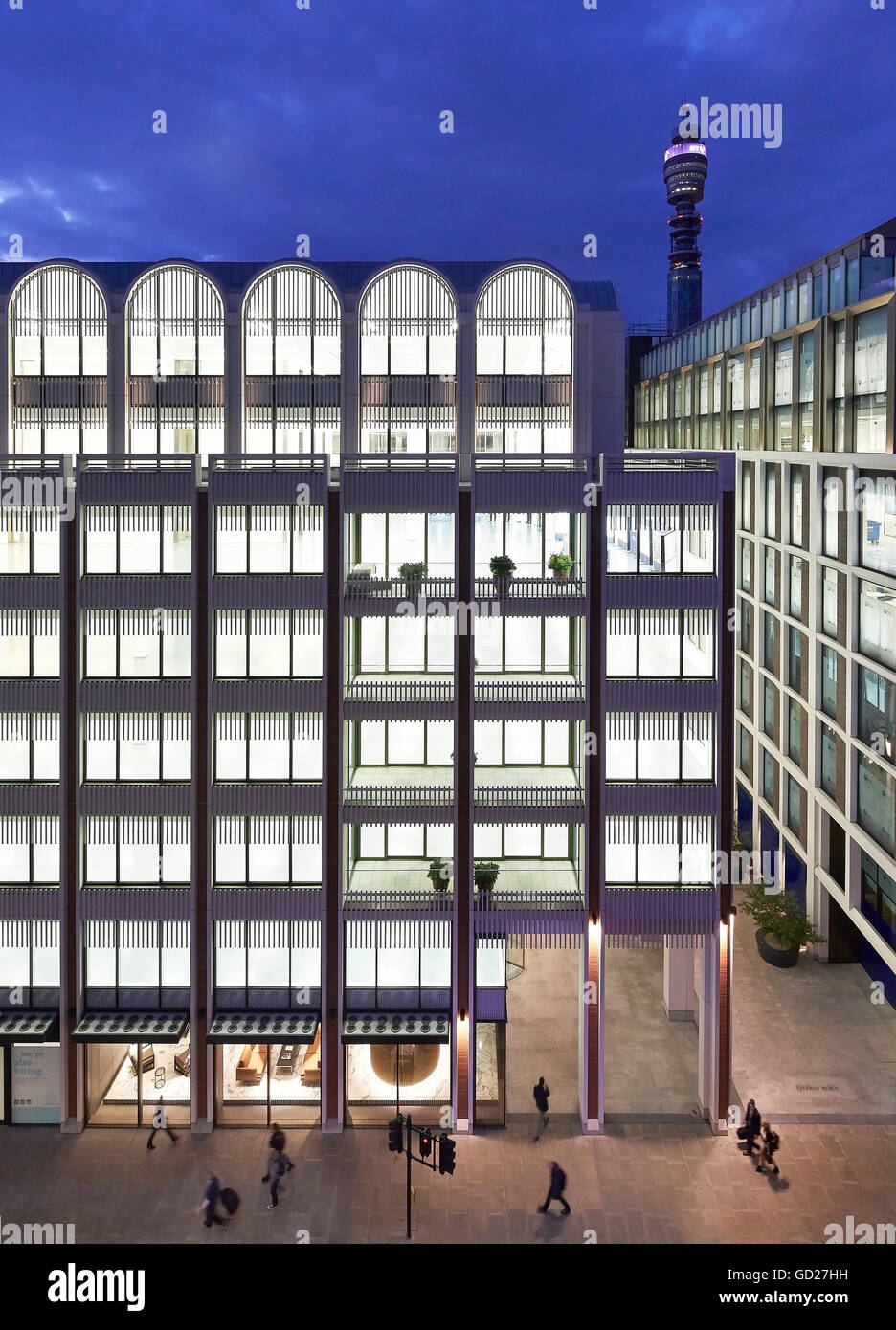 Nacht-Höhe der vorderen Fassade an Mortimer Street. Fitzroy Place, London, Großbritannien. Architekt: Sheppard Robson, 2015. Stockfoto
