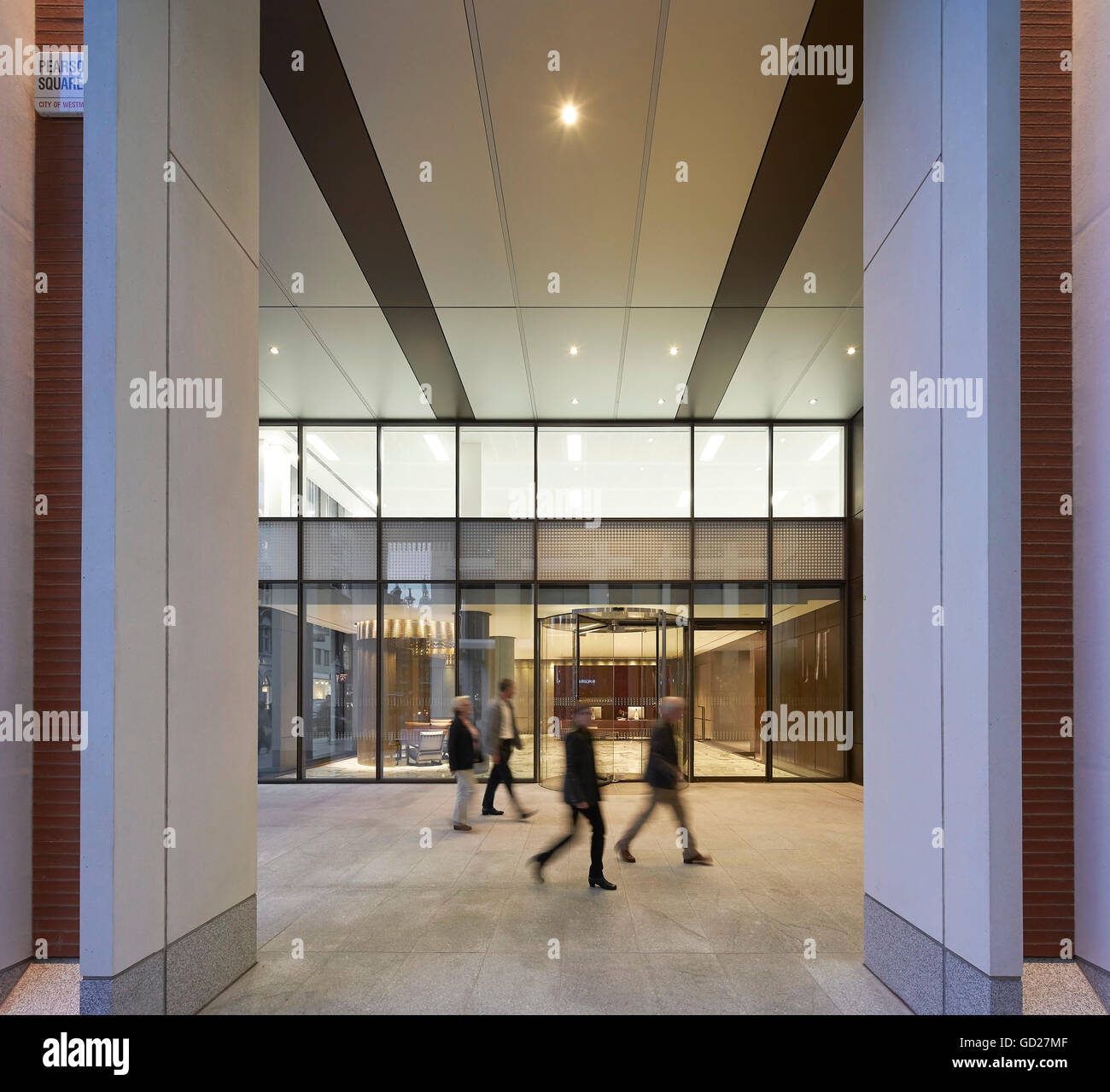 Blick vom Pearson Platz Richtung beleuchtete Lobby. Fitzroy Place, London, Großbritannien. Architekt: Sheppard Robson, 2015. Stockfoto