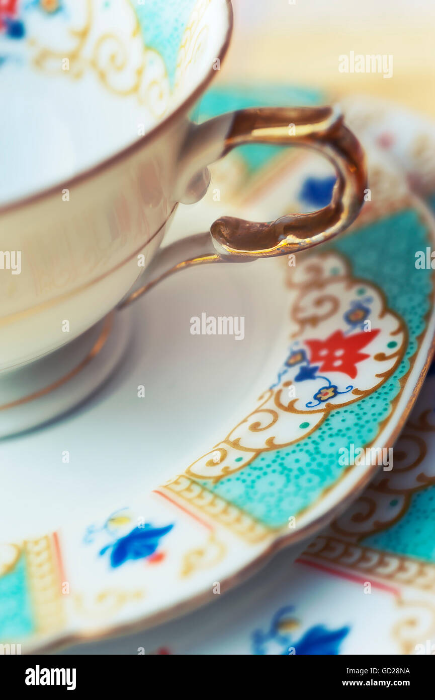 Nahaufnahme des antiken China Tasse, Untertasse und Teller Stockfoto