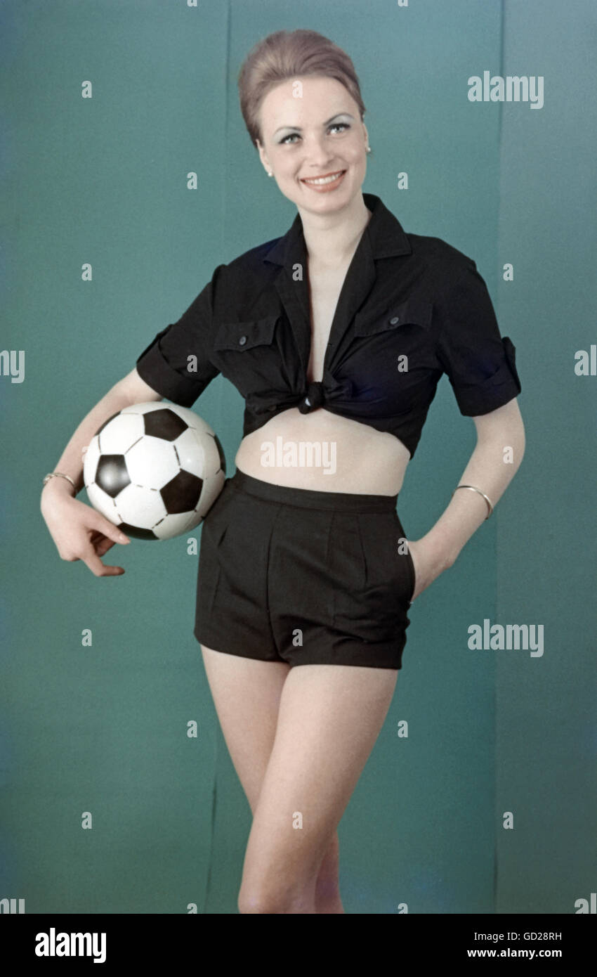 Mode, 60er Jahre, Damenmode, Shorts und Hemd verknotet unter der Breat, Ende 60er Jahre, Zusatzrechte-Clearences-nicht erhältlich Stockfoto