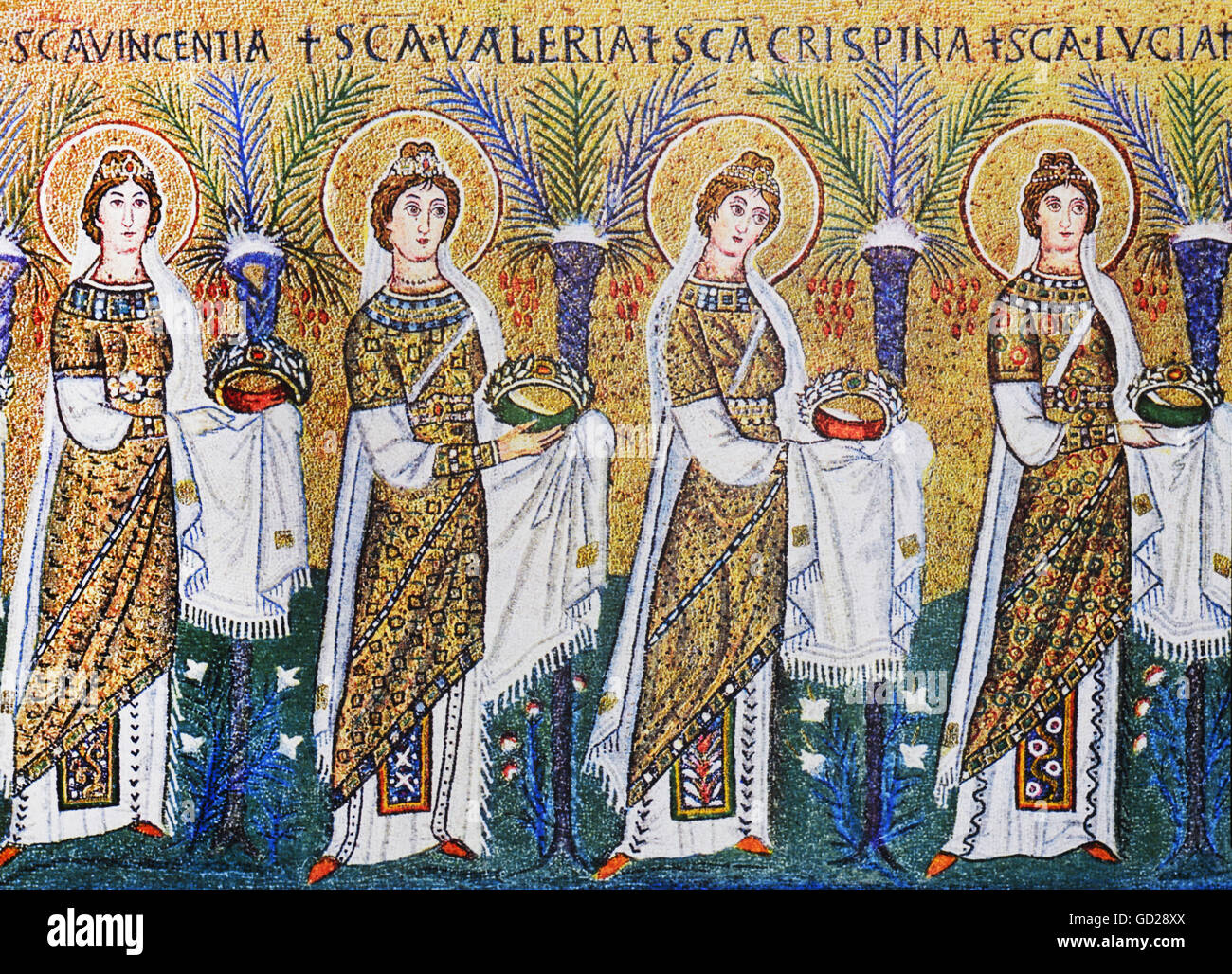 Bildende Kunst, religiöse Kunst, die vier heiligen Jungfrauen mit dem Märtyrer Krone, Santa, Santa Vicentia Valeria, Santa Crispina und Santa Lucia, Mosaik, Basilika Basilika Sant'Apollinare Nuovo, Artist's Urheberrecht nicht gelöscht werden Stockfoto