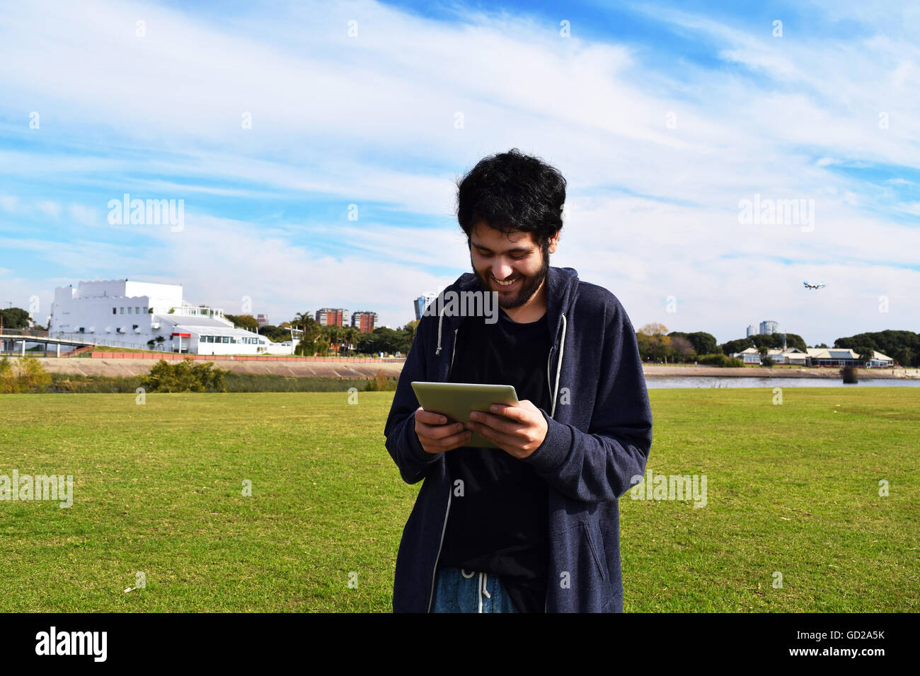 Latein Jüngling mit einem Tablet in einem Park. Technologie und Kommunikationskonzept. Stockfoto