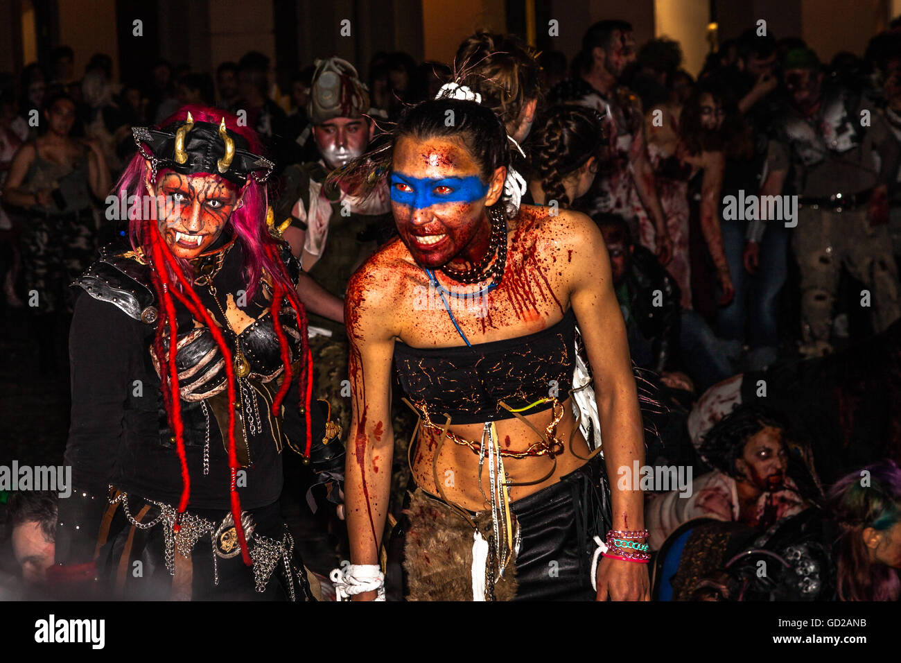 Zombie-Parade bei Nacht Stockfoto