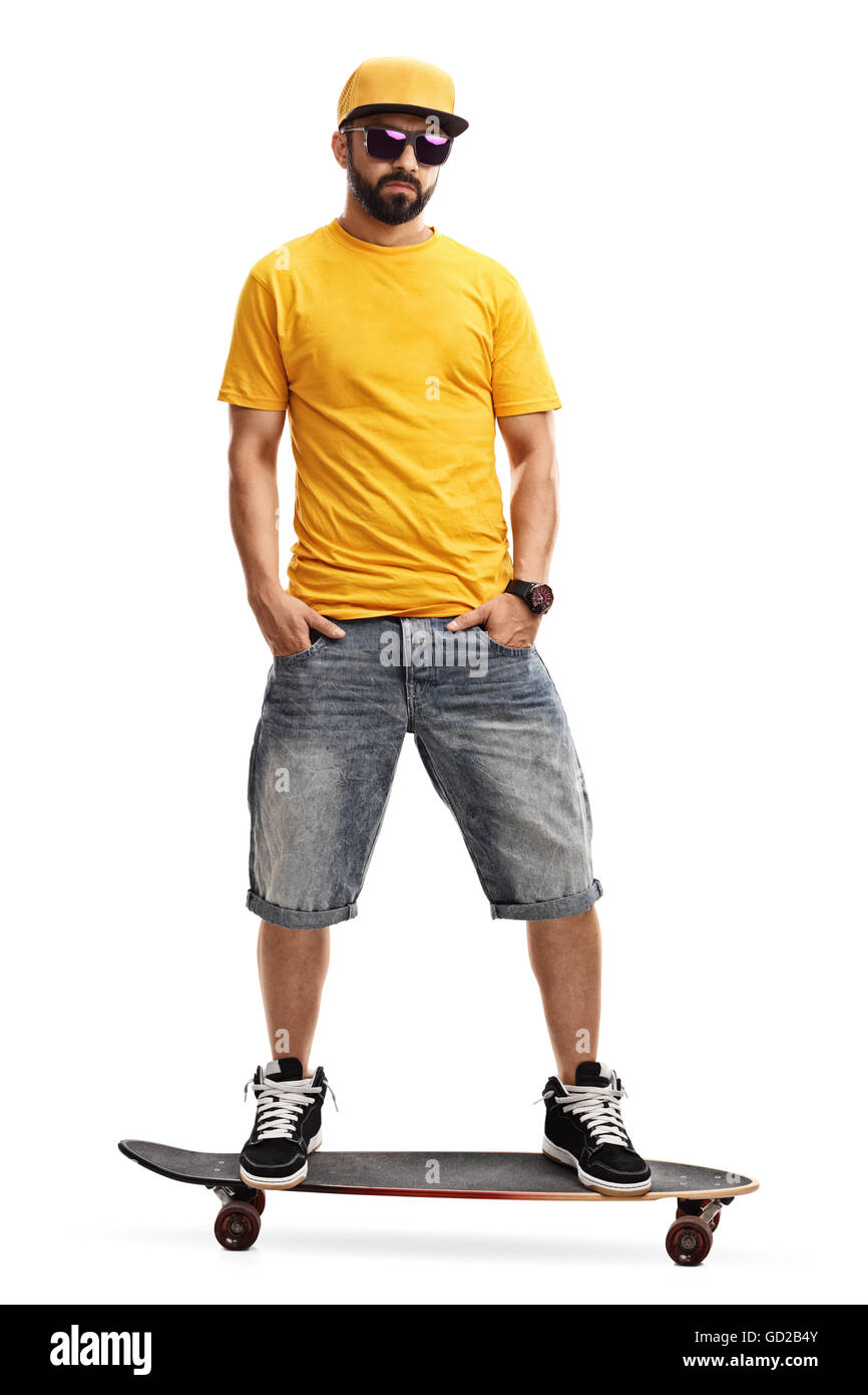 In voller Länge Portrait von ein cooler Typ mit Sonnenbrille fahren eine Longboard isoliert auf weißem Hintergrund Stockfoto