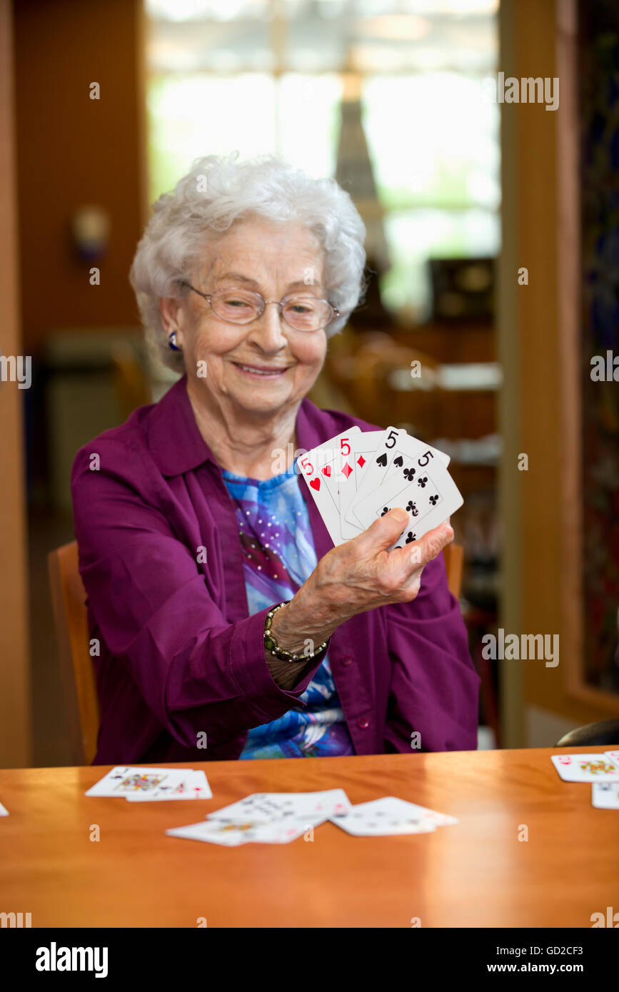 Eine ältere Frau zeigen die Karten in der Hand; Edmonton, Alberta, Kanada Stockfoto