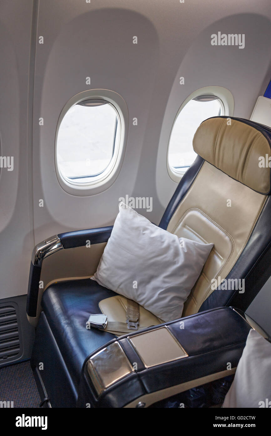 Business Class-Sitz im Flugzeug Stockfoto