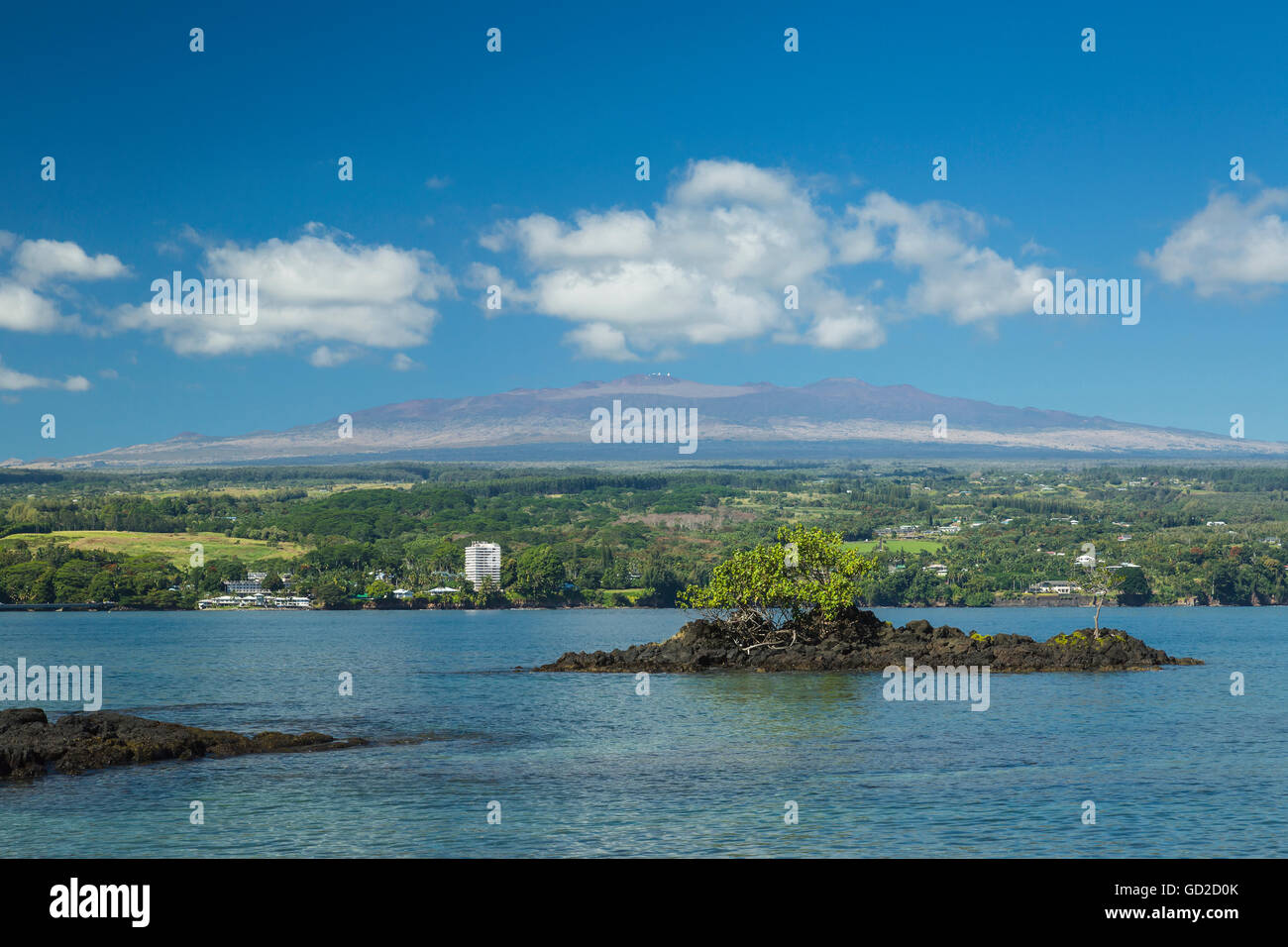 Hilo Bay mit Hilo und Mauna Kea mit Observatorien in der Ferne, der höchste Berg auf Hawaii Stockfoto
