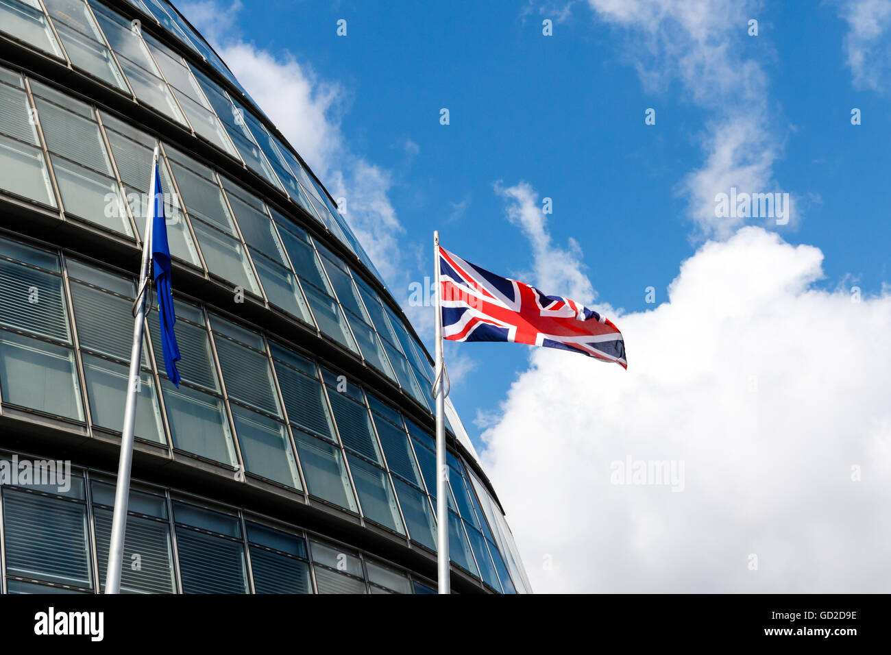 Die Flagge der Europäischen Union (EU) und winken britischen Nationalflagge im Rathaus gegen blauen Himmel. Stockfoto