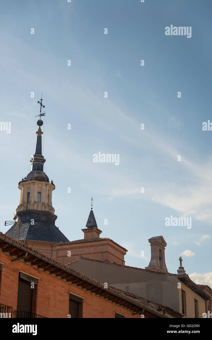 Kirchengebäude in der historischen Innenstadt von Alcala De Henares, eine historische und charmante Stadt in der Nähe von Madrid; Alcala De Henares, Spanien Stockfoto