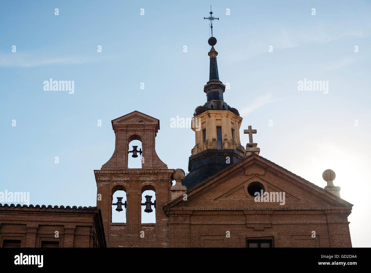 Kirchengebäude in der historischen Innenstadt von Alcala De Henares, eine historische und charmante Stadt in der Nähe von Madrid; Alcala De Henares, Spanien Stockfoto