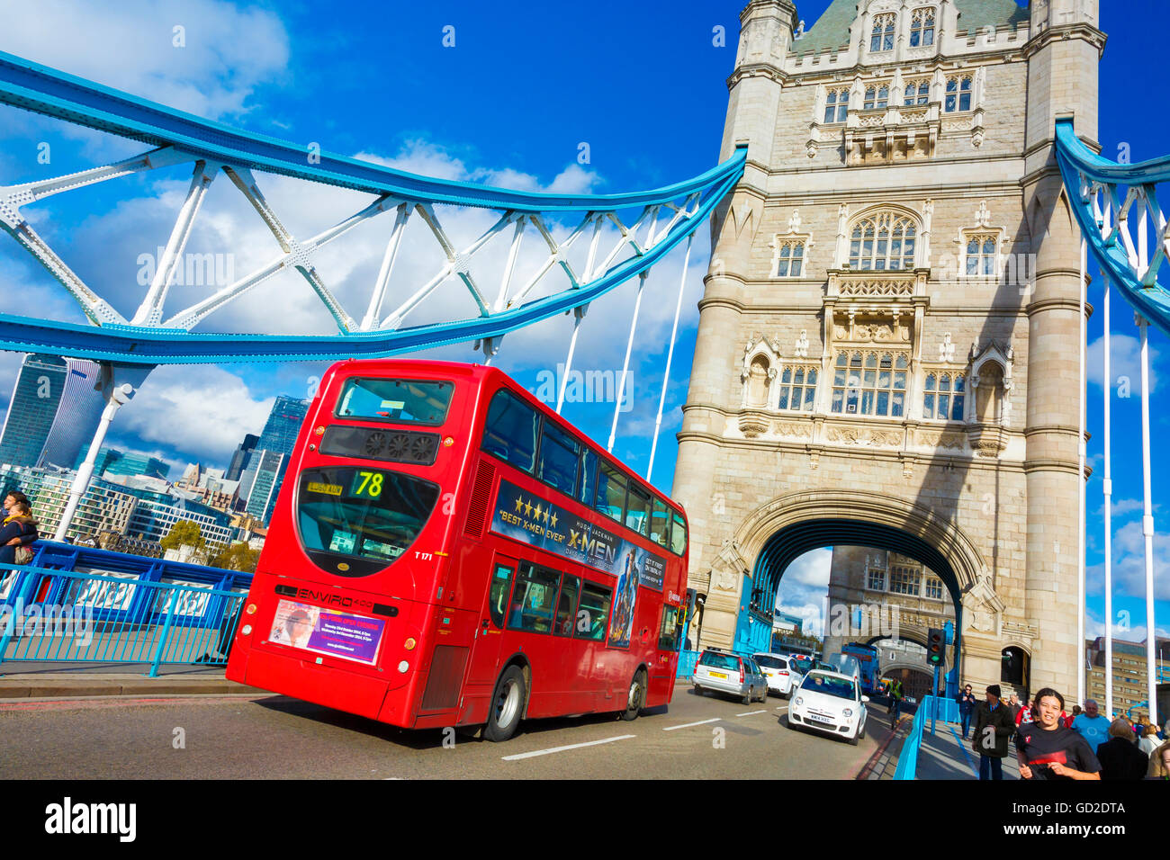 Tower Bridge und Verkehr. London, Vereinigtes Königreich, Europa. Stockfoto