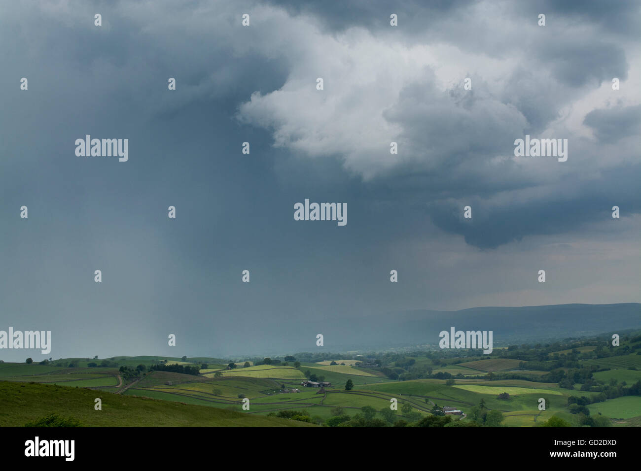 Gewitterwolken über der oberen Eden Valley als Sommer Wetter Pausen. Cumbria, UK Stockfoto