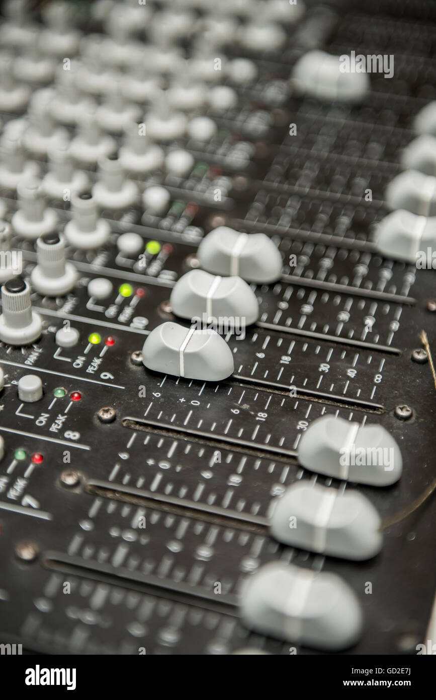Eine Nahaufnahme Foto mit einem Multi-Kanal-Sound-Mixer Stockfoto