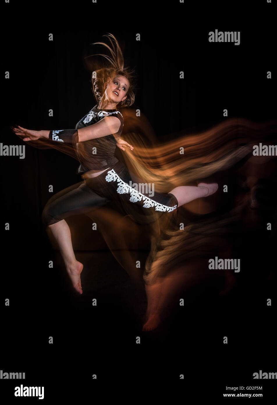 Frau, Tanz leichte Bewegungsunschärfe Bewegung springen Stockfoto